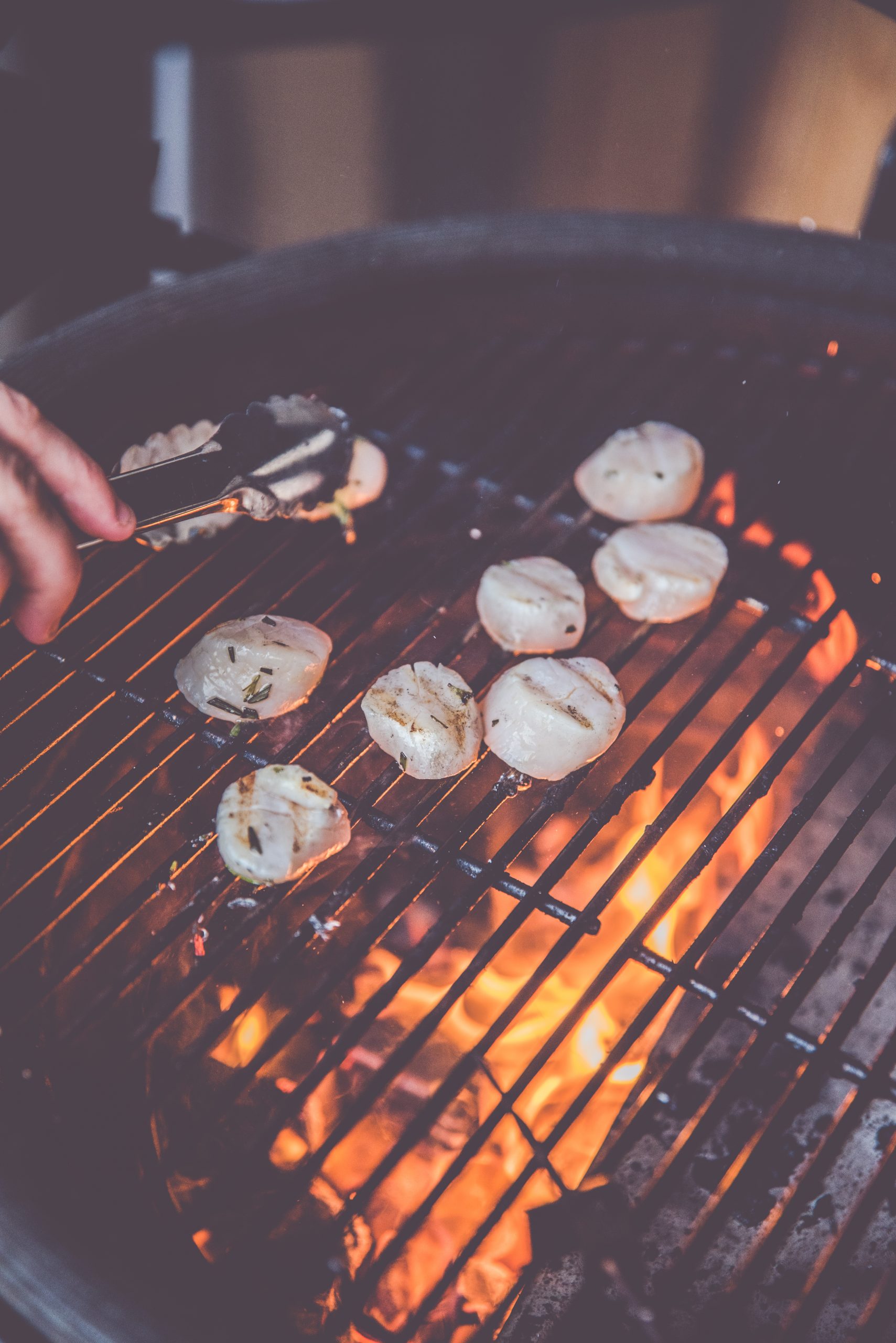 RVS rooster op kamado voor coquilles grillen
