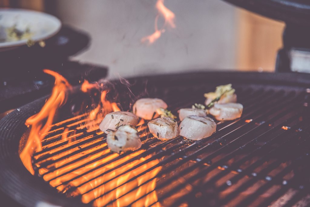 Verse coquilles op kamado barbecue grill plancha