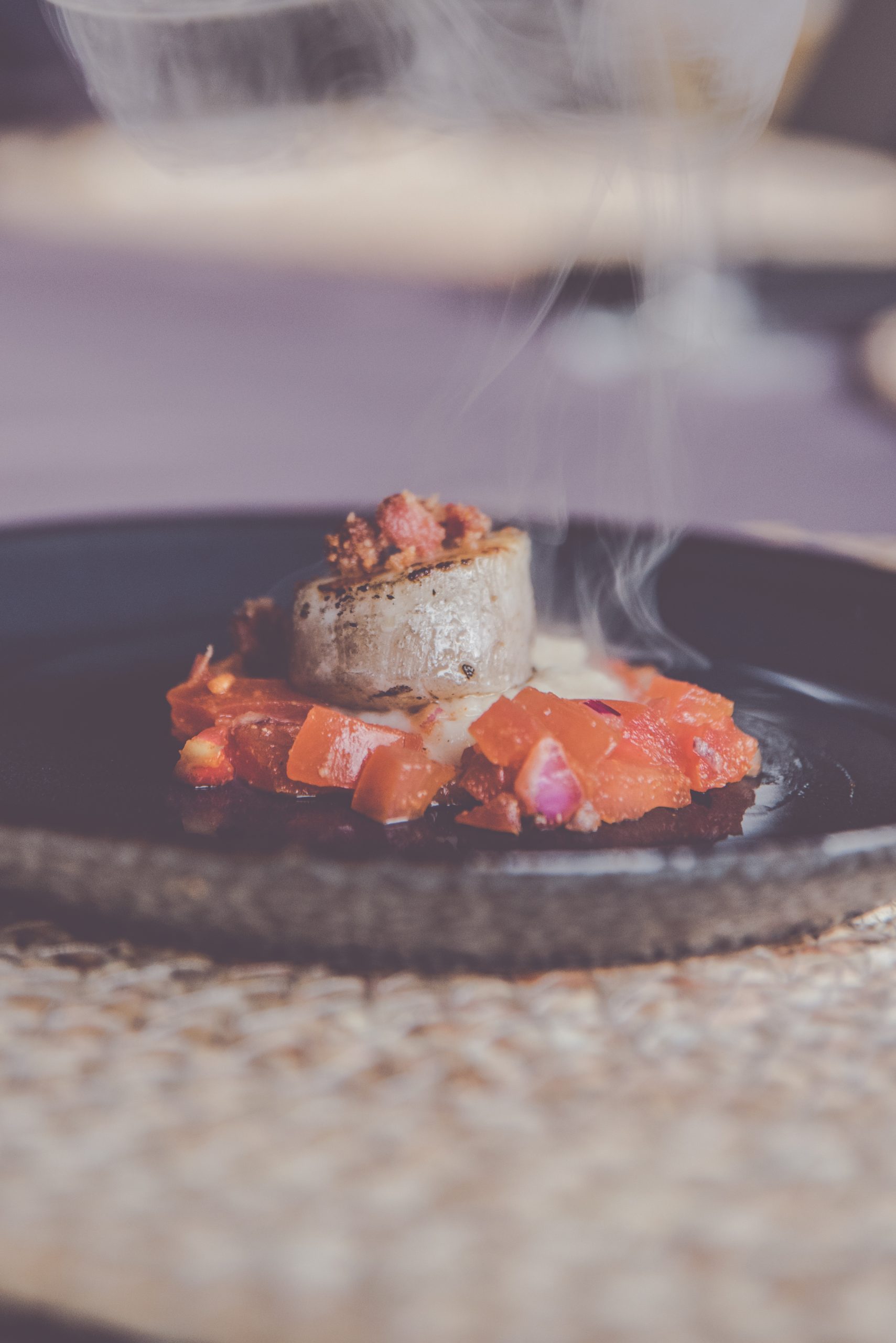 Gegrilde kamado coquilles met bloemkoolpuree en baconcrumble op bord
