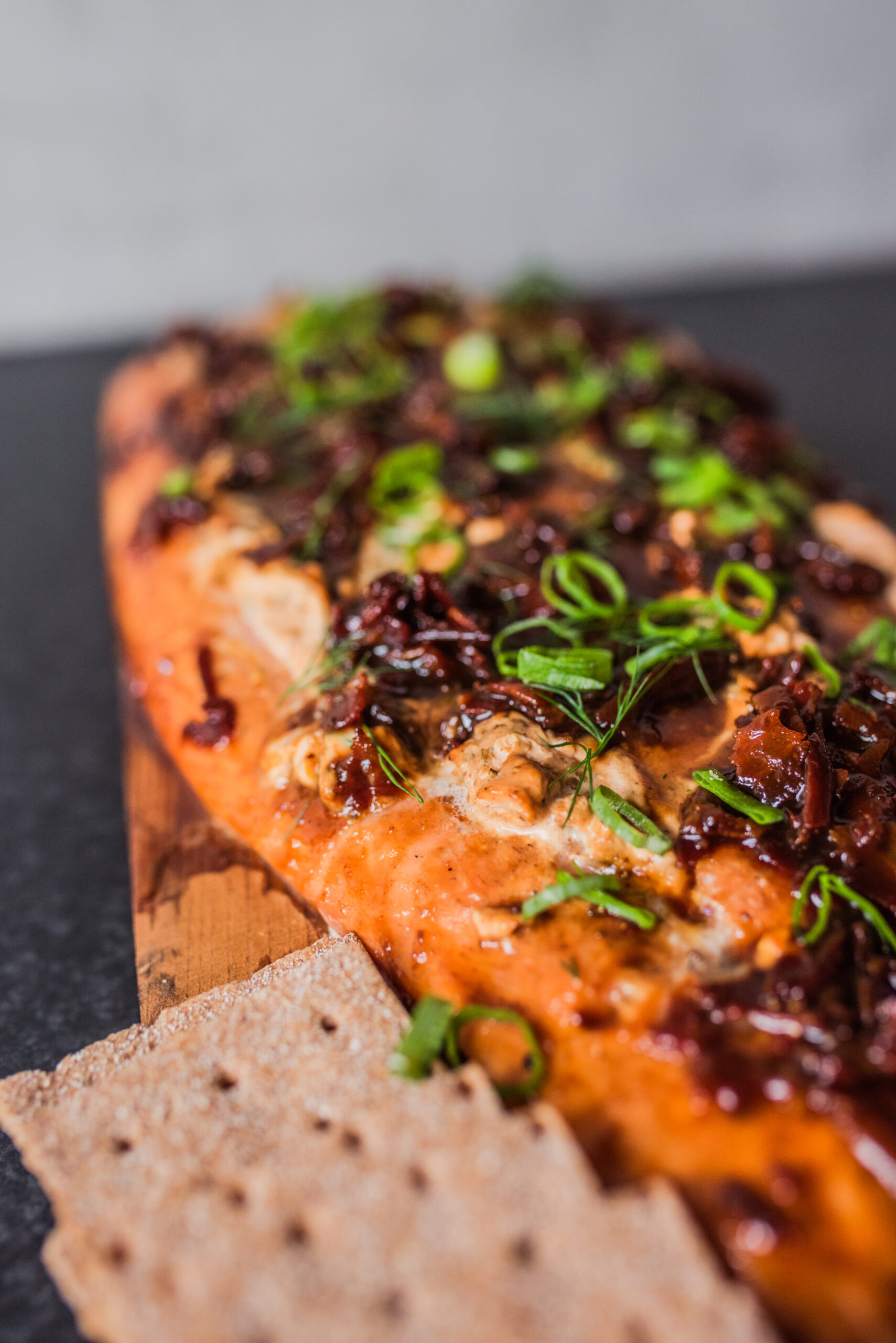 Gerookte zalm op cederhout