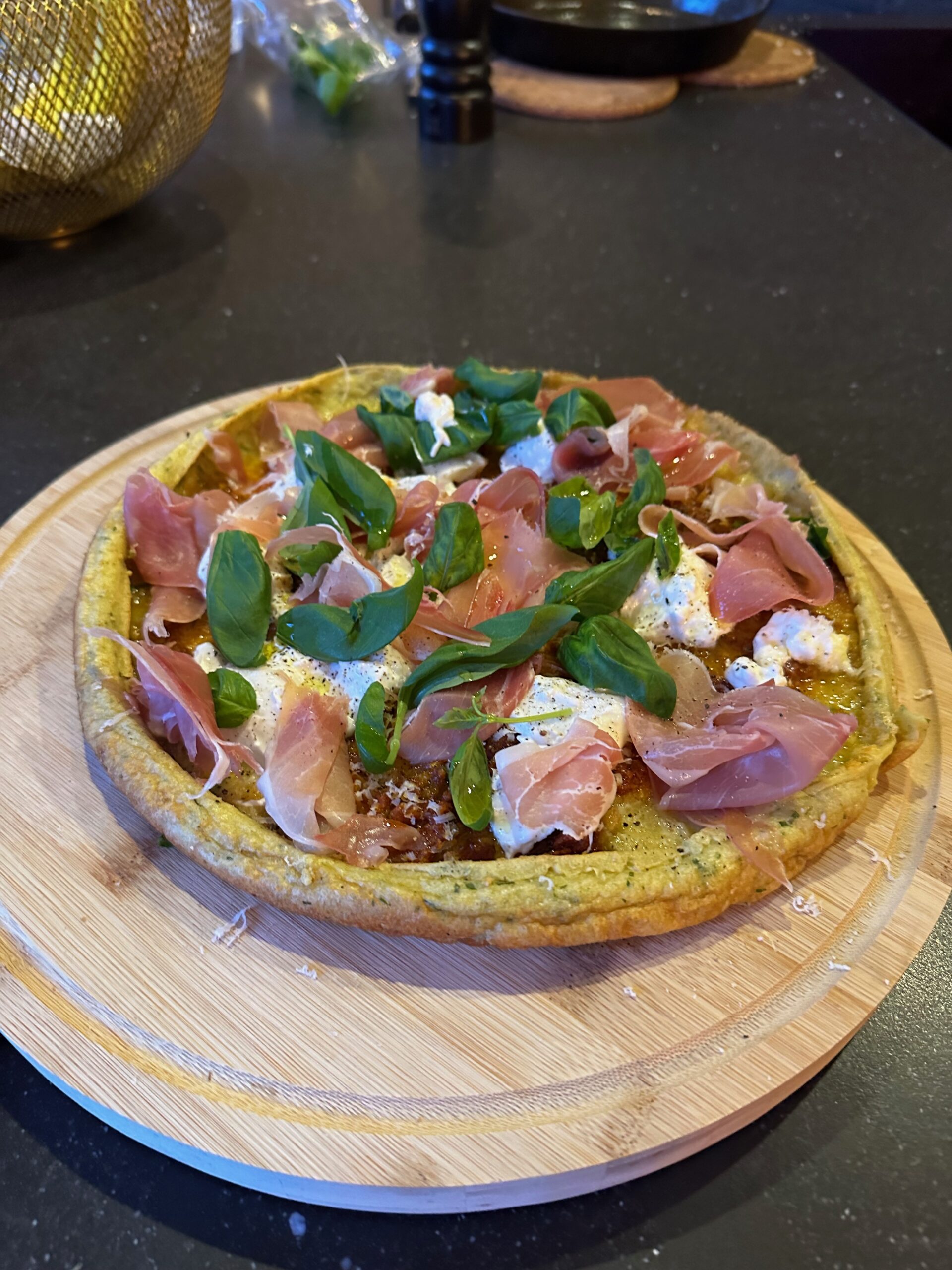 Dutch Baby met burrata, Parmaham en zongedroogde tomaat van de kamado