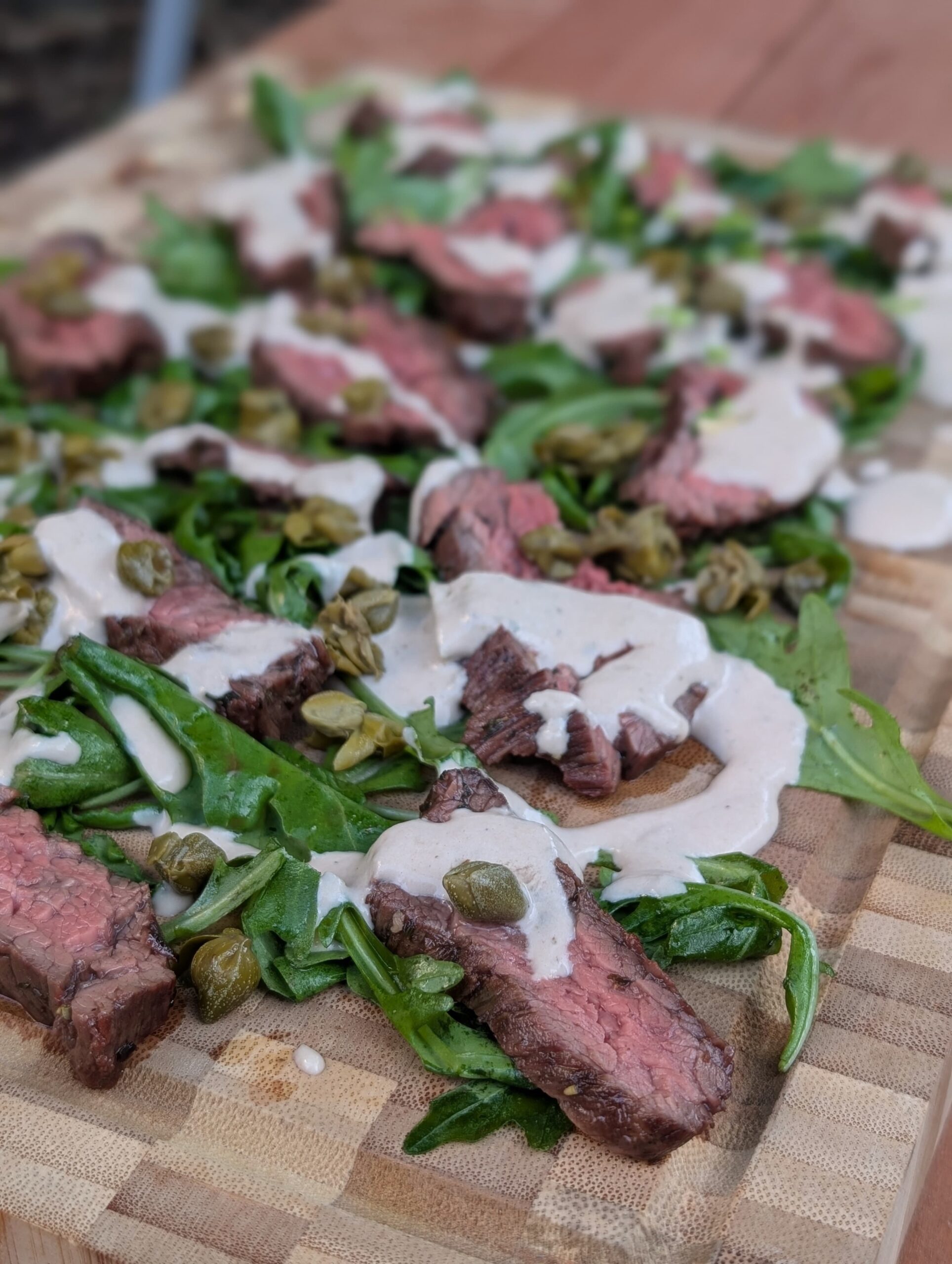 Close-up van gegrilde bavette steak met romige saus