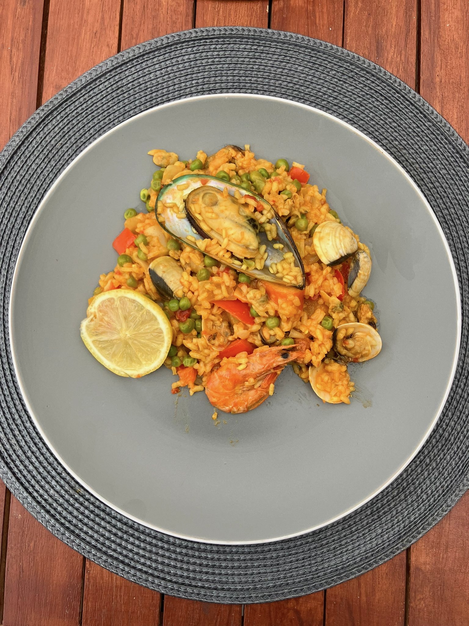 Authentieke paella met zeevruchten en chorizo bereid op kamado BBQ grill