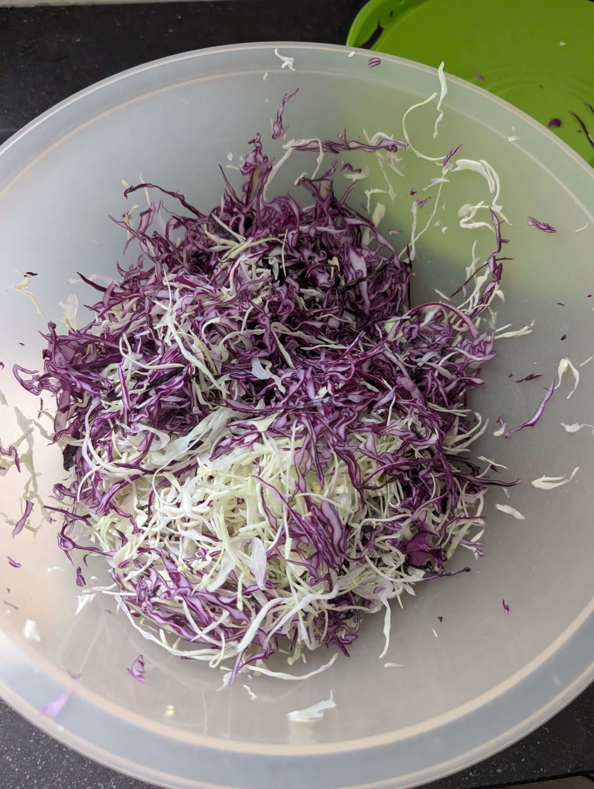 Ingrediënten voor Aziatische kapsalon uitgestald op keukentafel
