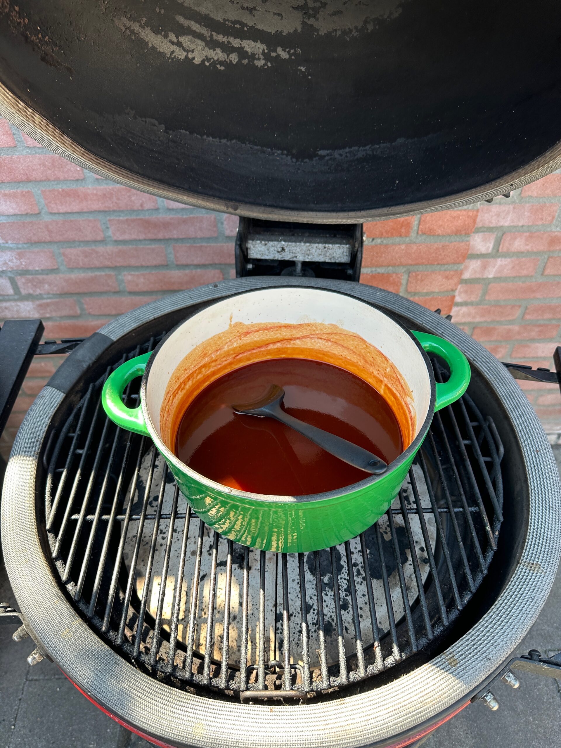Bourbon saus in Dutch Oven op barbecue