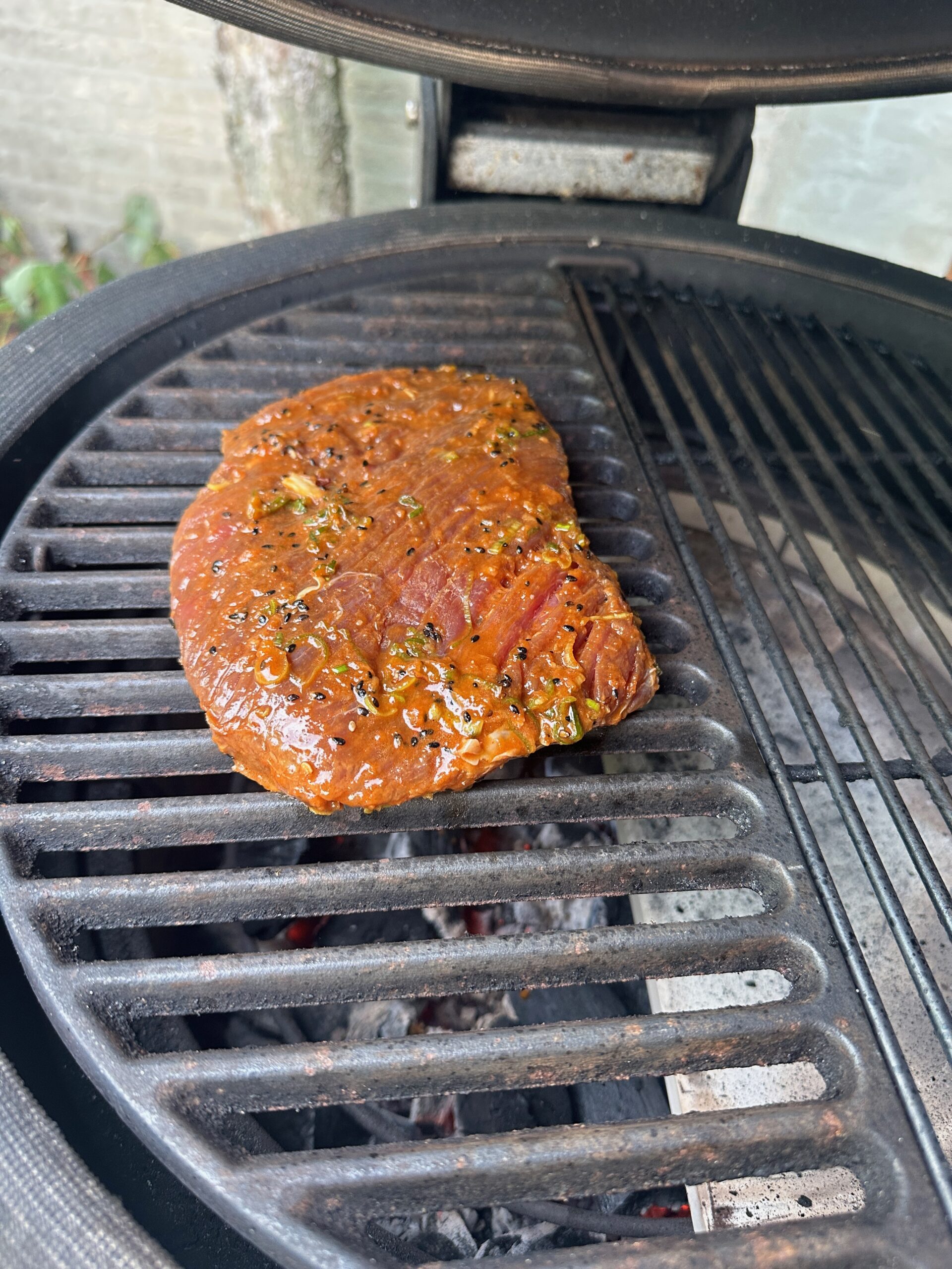 Gegrilde bulgogi steak op BBQ rooster bij BBQ Broer