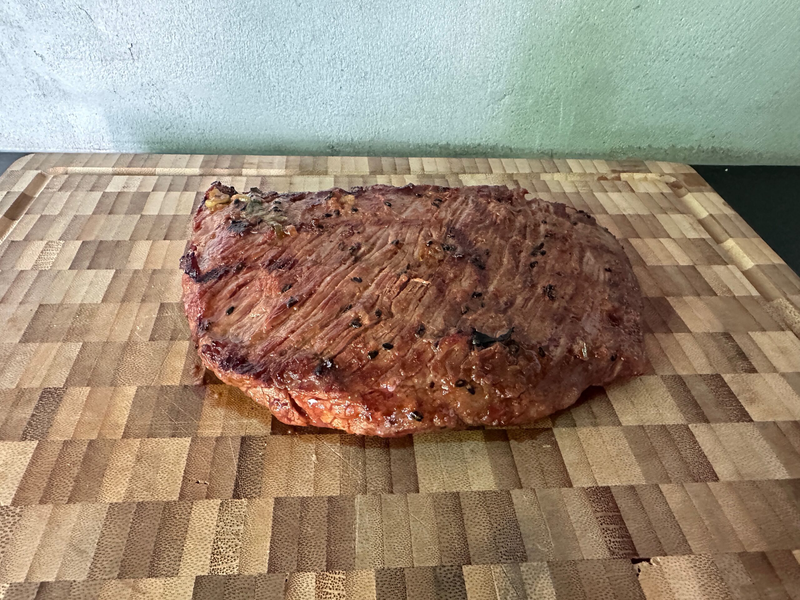 Gegrilde bulgogi steak op BBQ rooster bij BBQ Broer