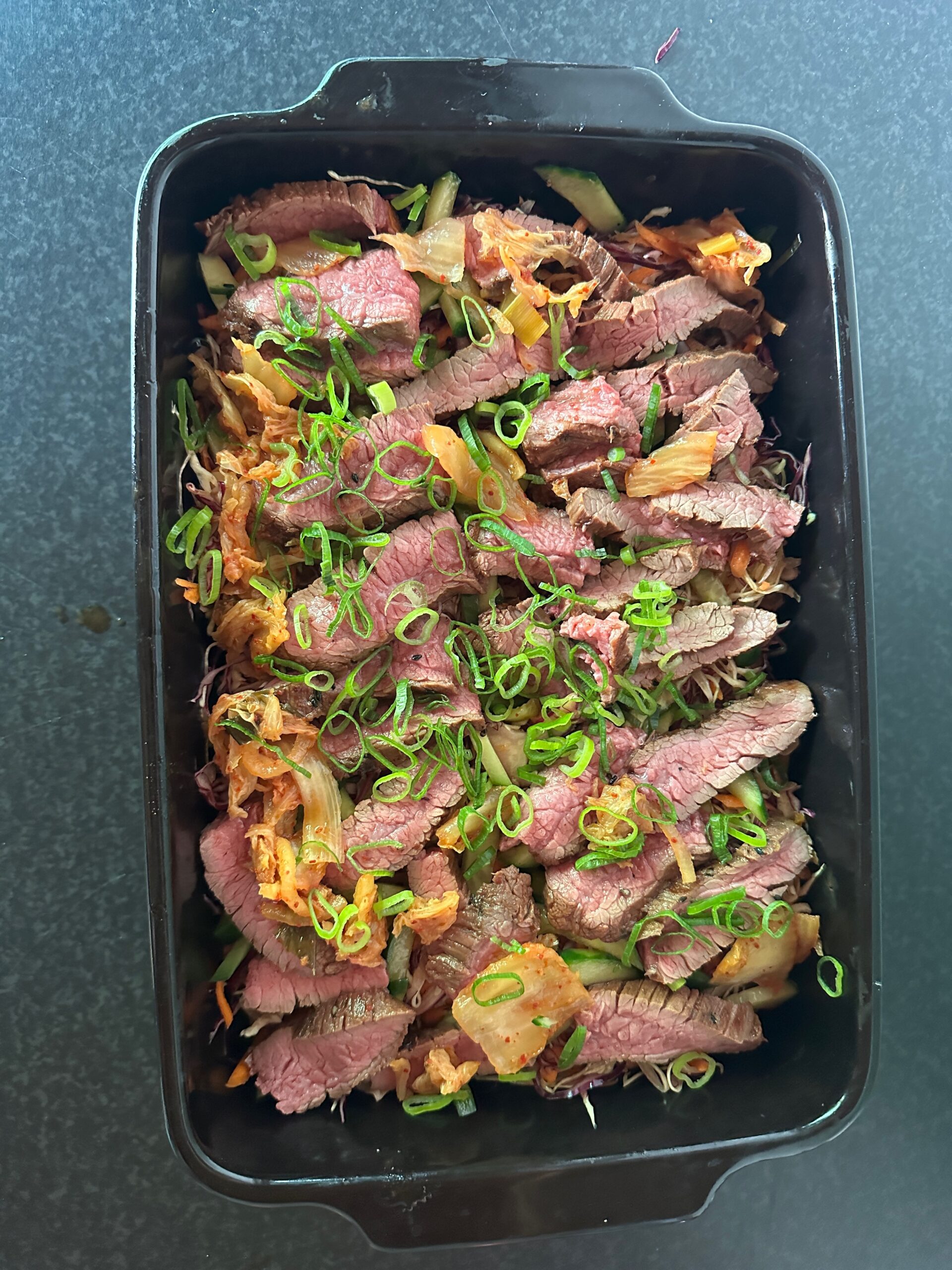 Aziatische kapsalon met bulgogi steak en noodles