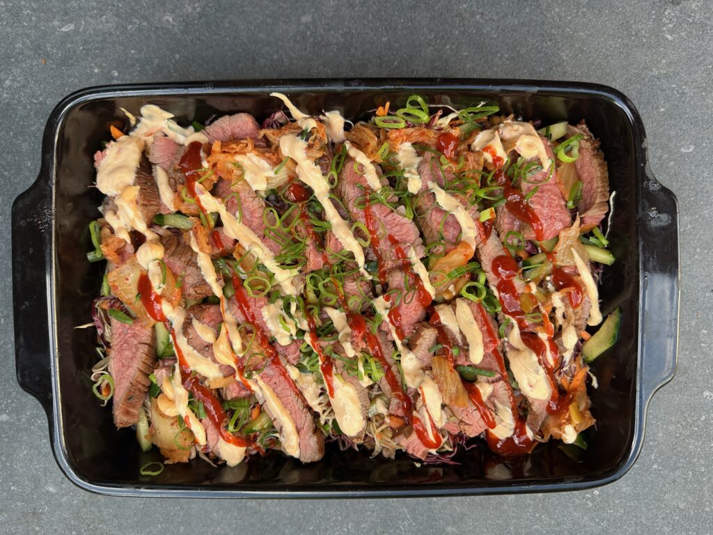 Aziatische kapsalon met bulgogi steak en noodles