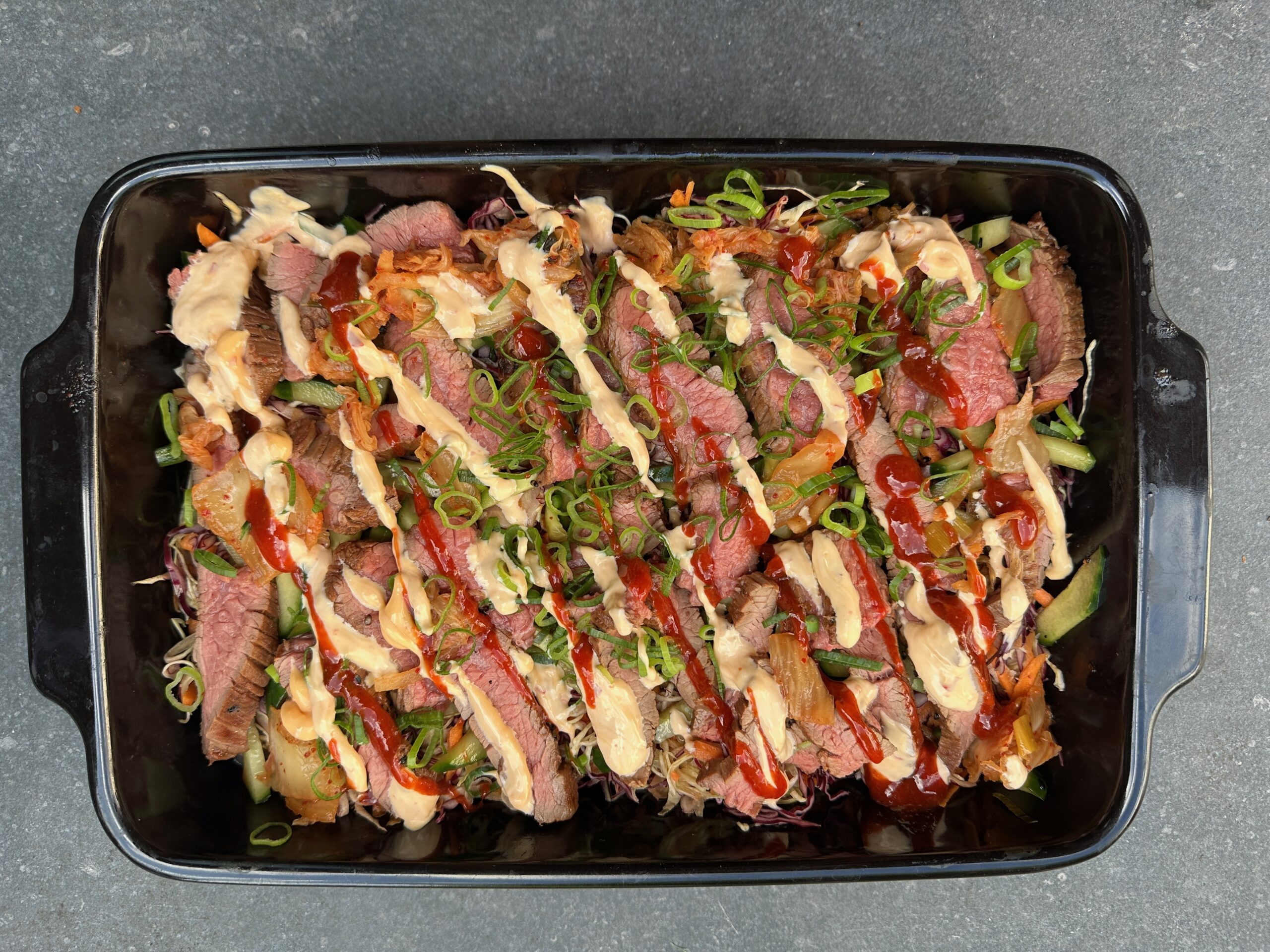 Aziatische kapsalon met bulgogi steak en noodles
