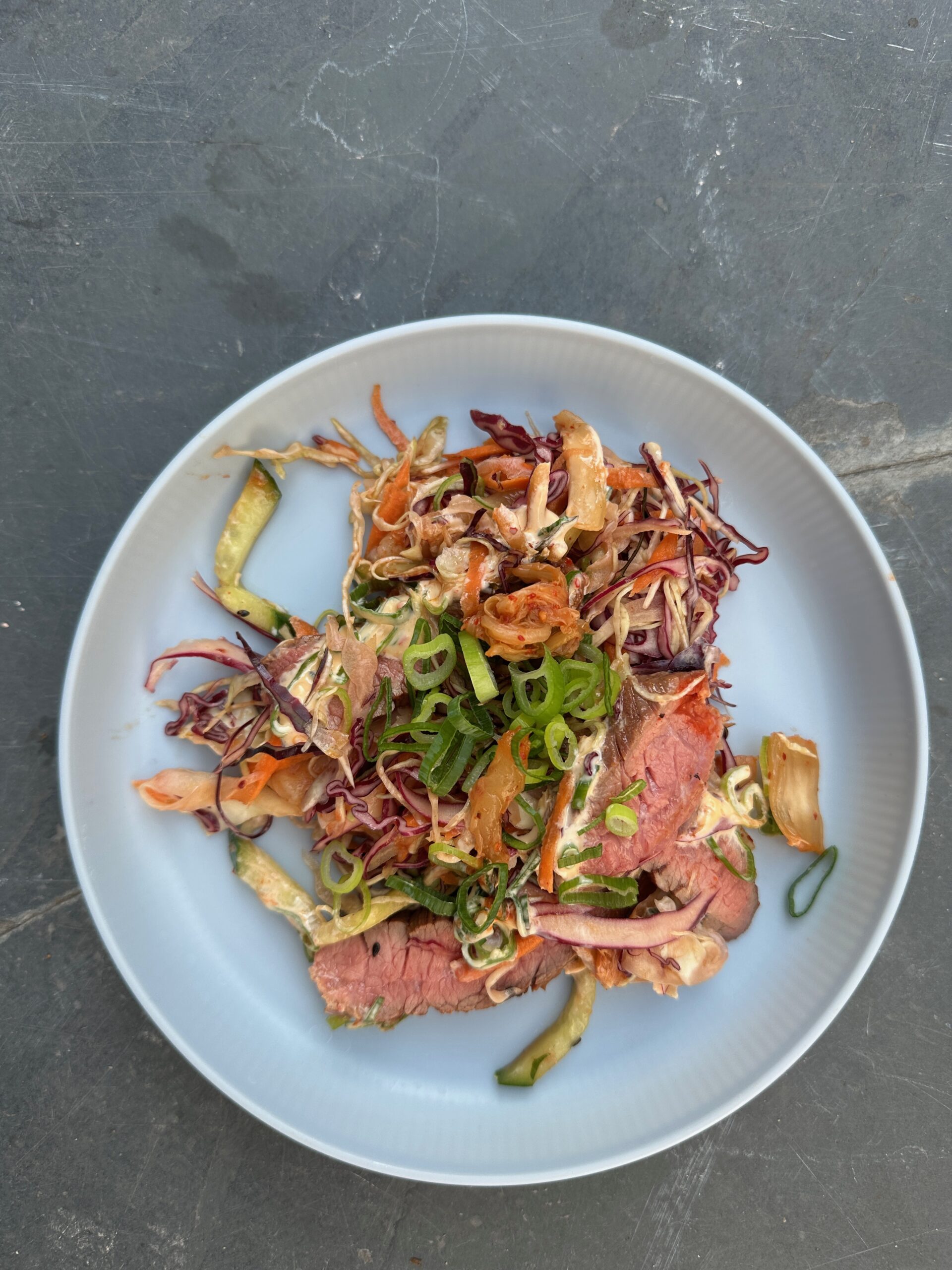 Koreaanse komkommersalade met gochujang en sesamzaadjes