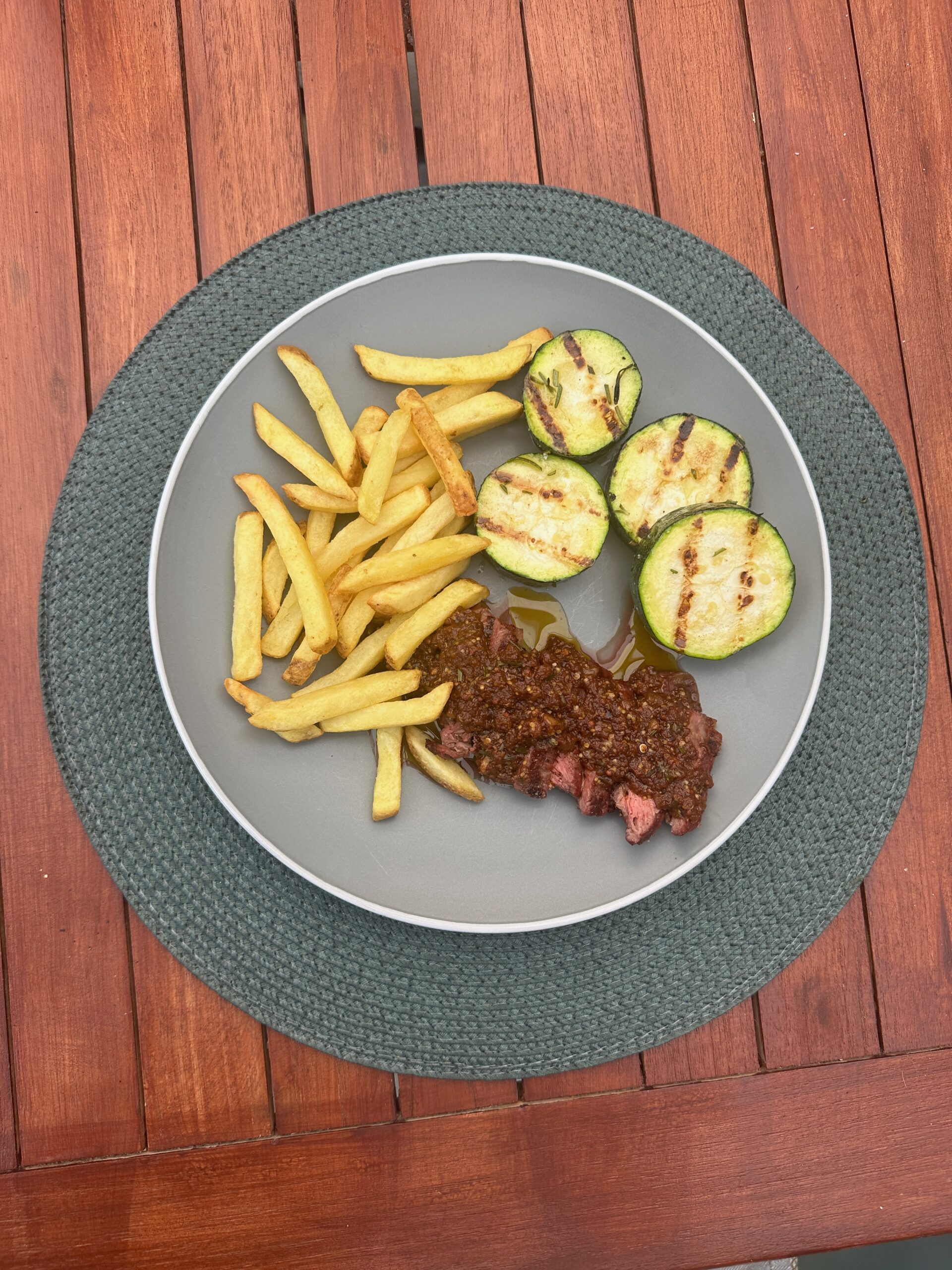 Gegrilde entrecote met cowboy butter en gegrilde courgette op bord - BBQ Broers recept