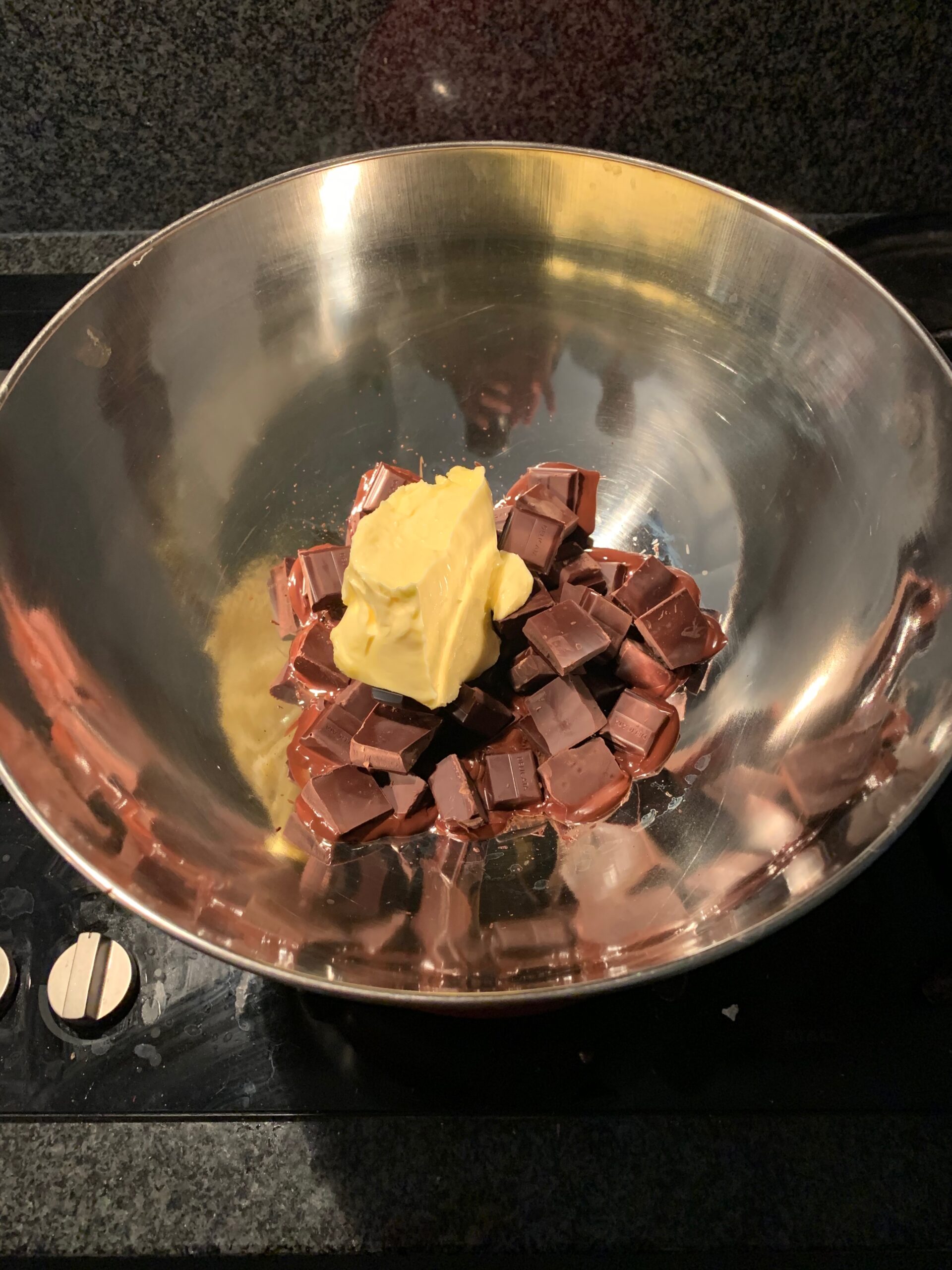 Het smelten van chocolade en boter voor BBQ brownie recept