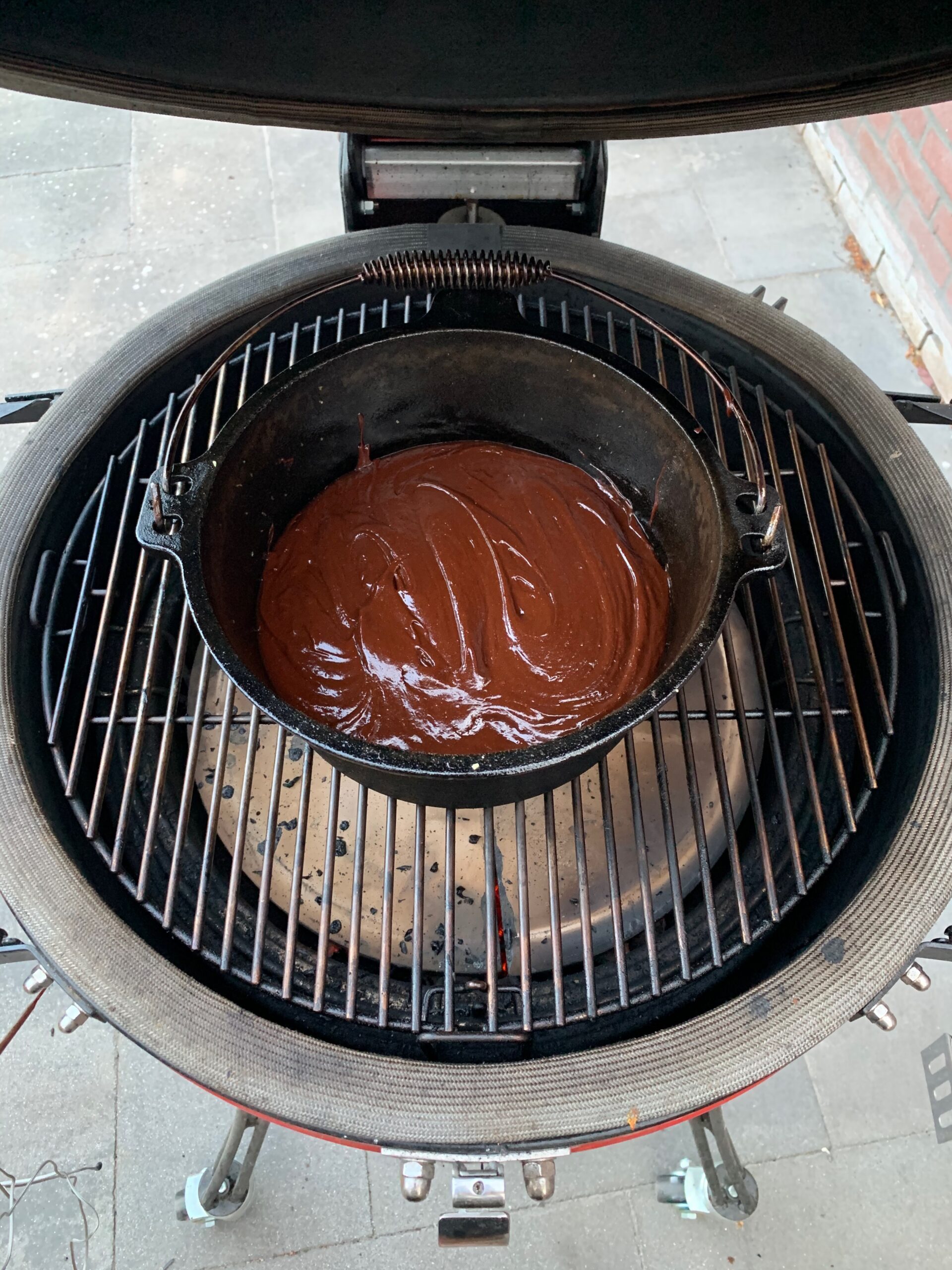 ngrediënten voor Dutch oven brownie: chocolade, boter, eieren en bakmeel