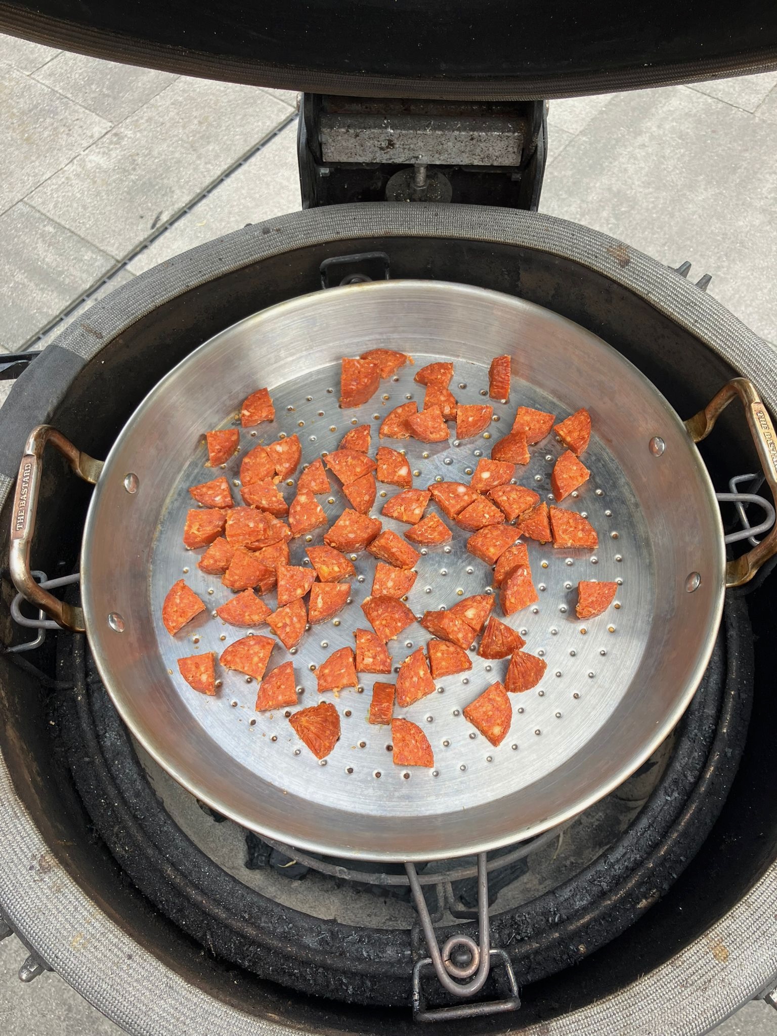 Chorizo bakken in de paella pan