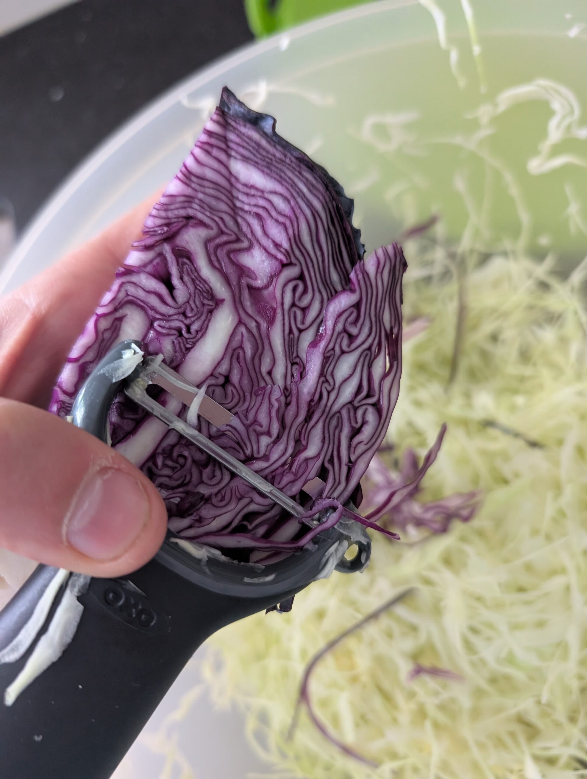 Aziatische koolsalade met verse groenten en Aziatische dressing
