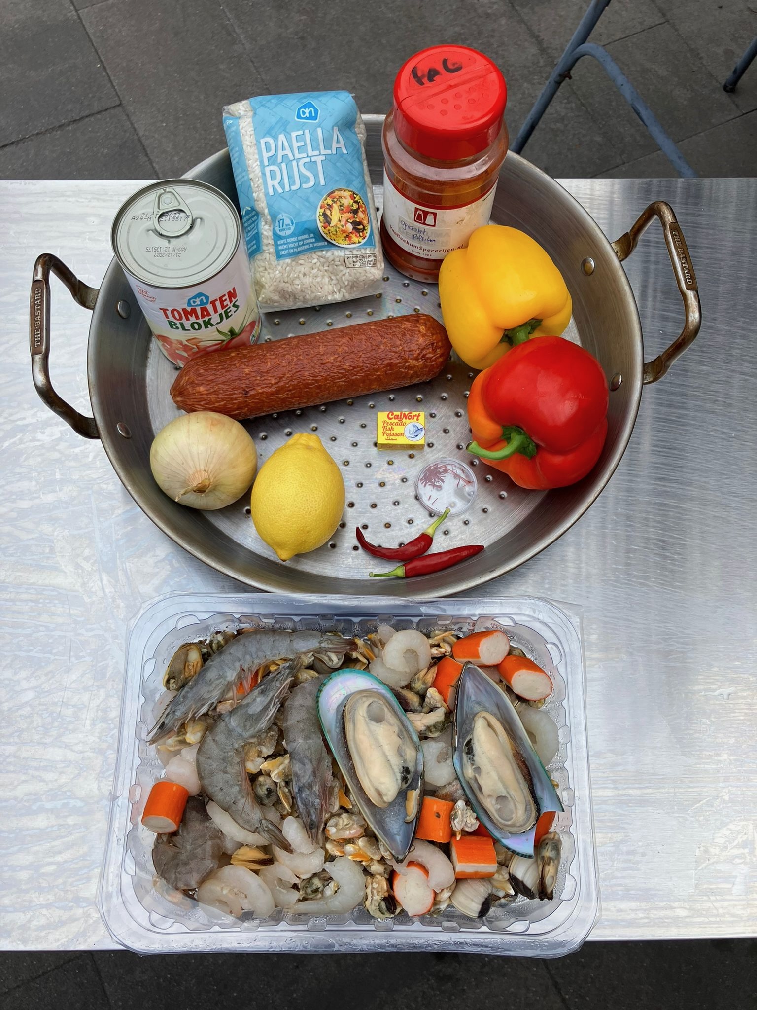 Paella ingrediënten saffraan rijst chorizo zeevruchten kamado bereiding