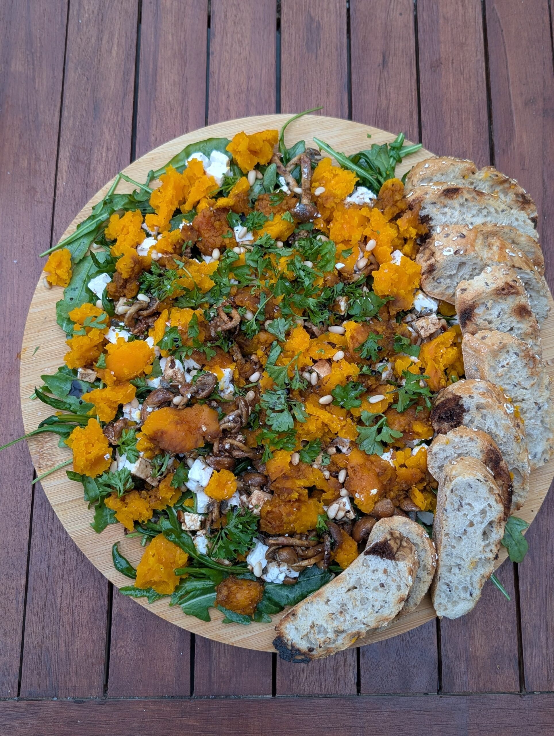 Verse pompoen salade met rucola en feta na BBQ bereiding