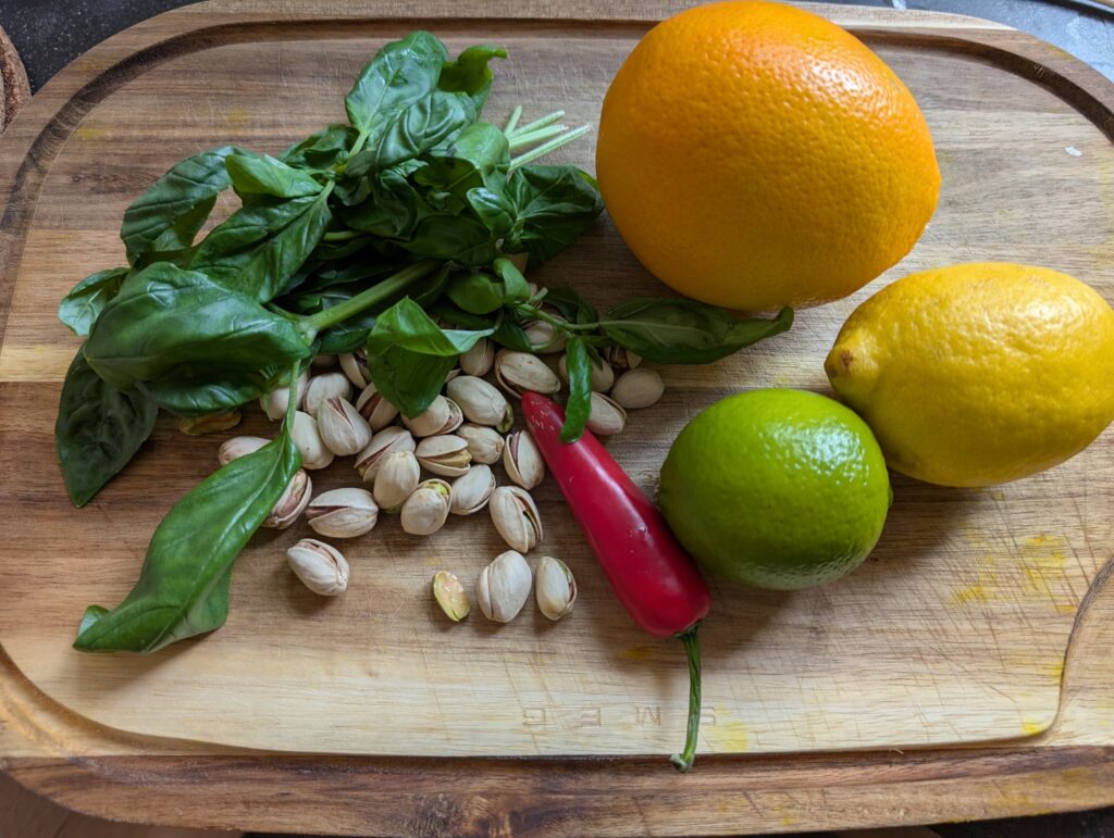 Ingrediënten voor zeebaars crudo recept uitgestald op houten snijplank