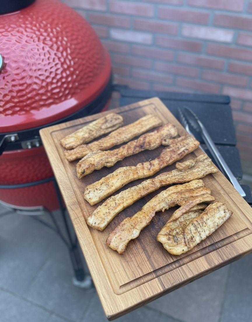 Gegrilde javaanse speklapjes op kamado barbecue met kerrie djawa marinade - BBQ Broers recept