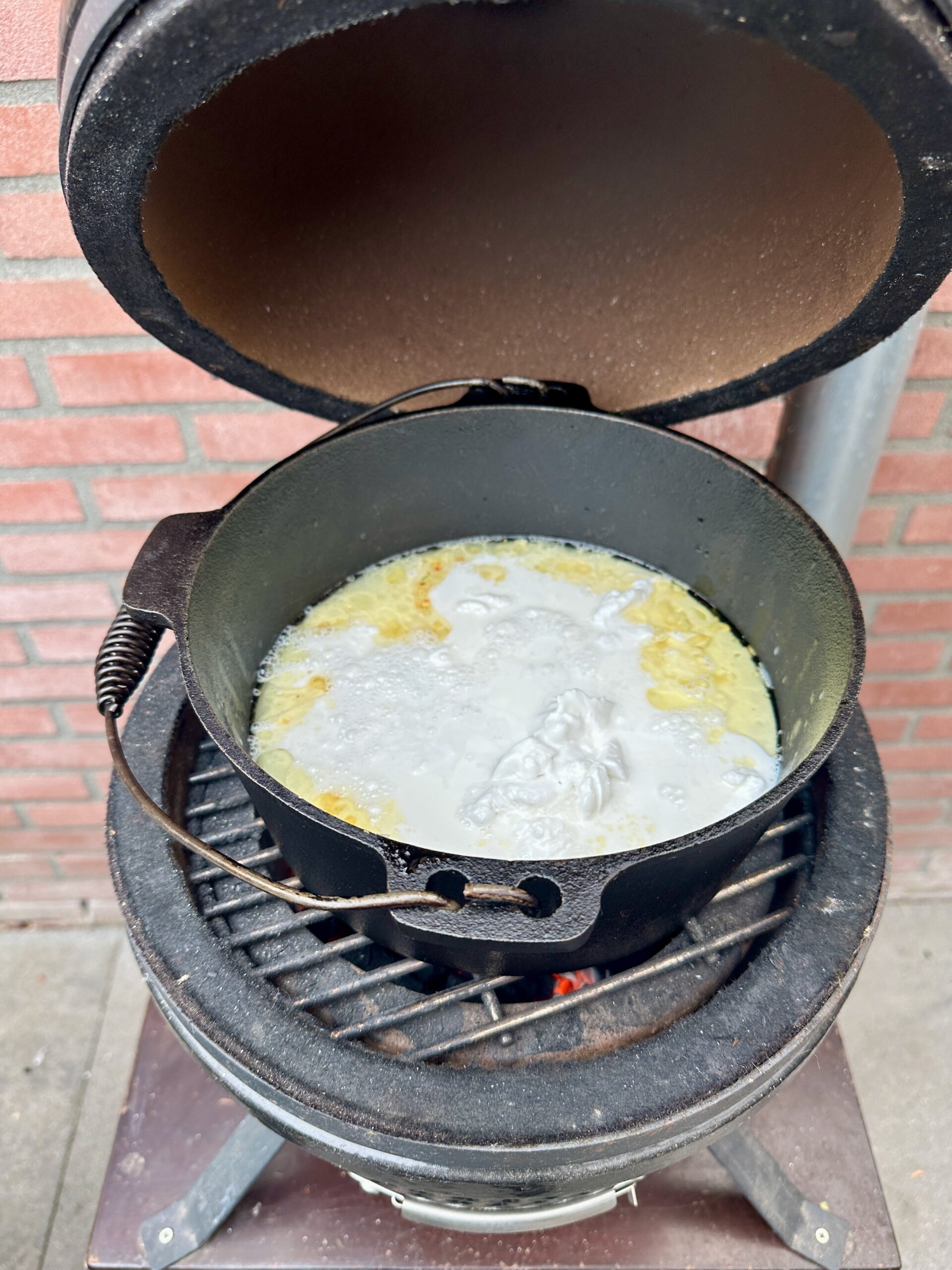 Zelfgemaakte satesaus in gietijzeren skillet