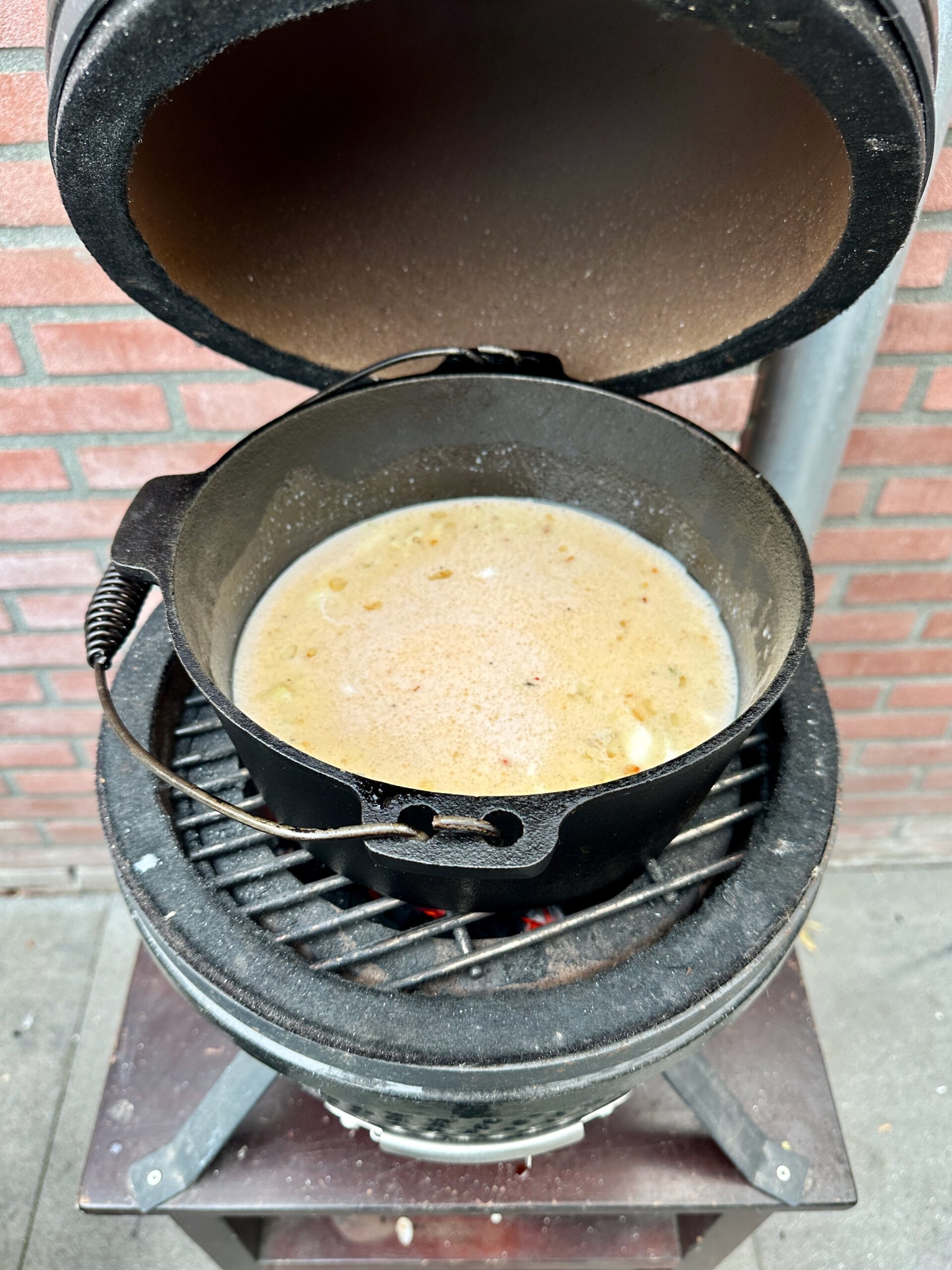 Zelfgemaakte satesaus in gietijzeren skillet