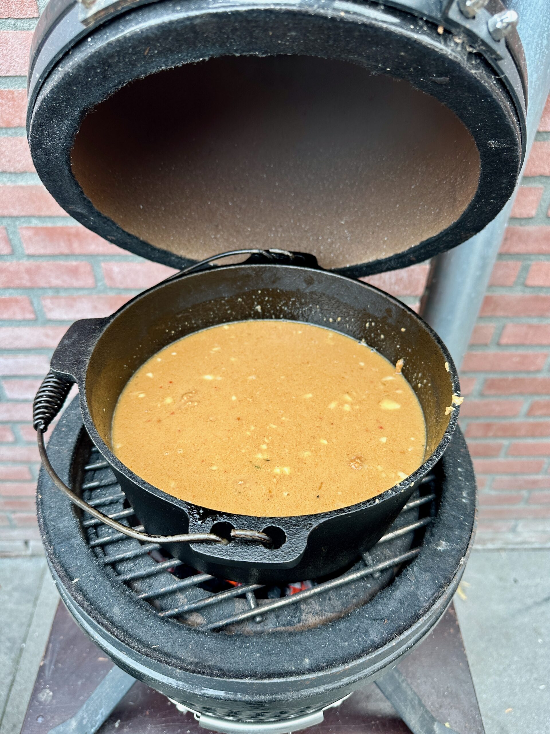 Zelfgemaakte satesaus in gietijzeren skillet