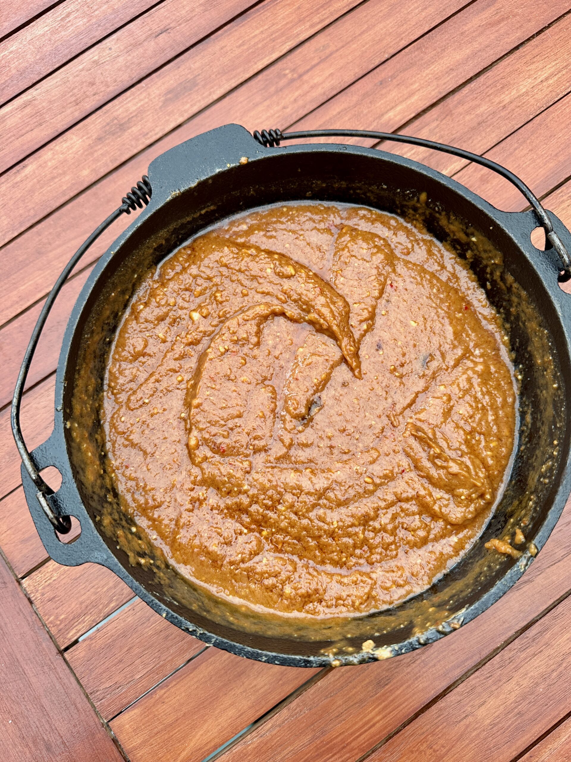 Zelfgemaakte satesaus in gietijzeren skillet