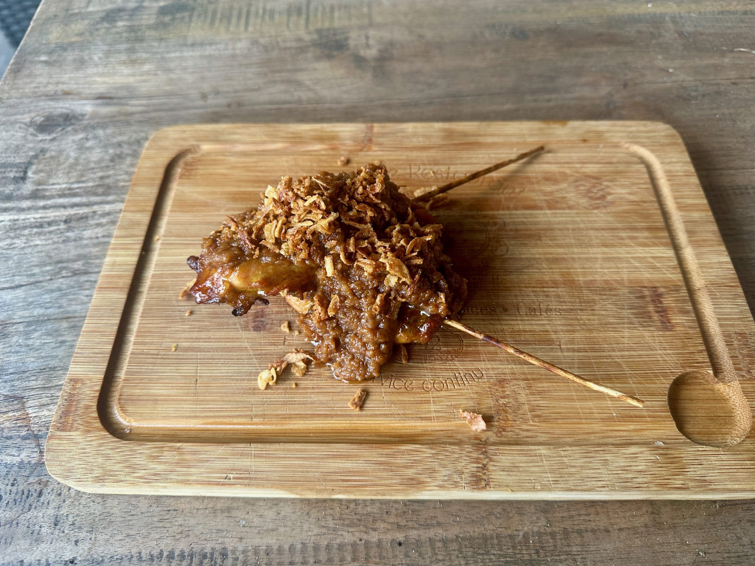 Perfect gegrilde sate met satesaus en gebakken uitjes