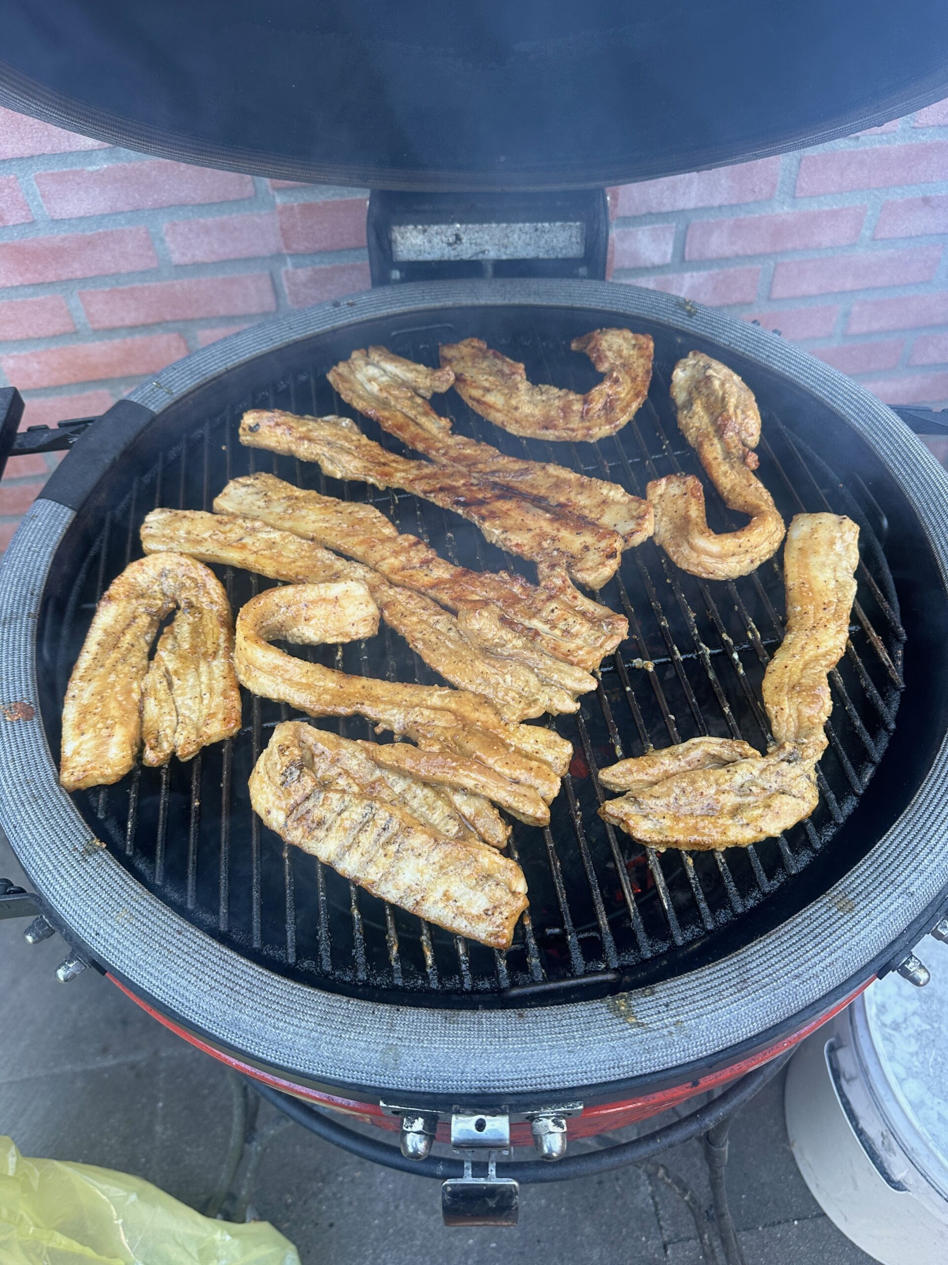 erfect gegrilde javaanse speklapjes kamado BBQ klaar om te serveren