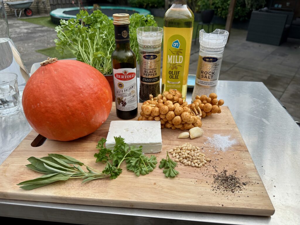 Ingrediënten voor gegrilde pompoen salade gerangschikt op tafel