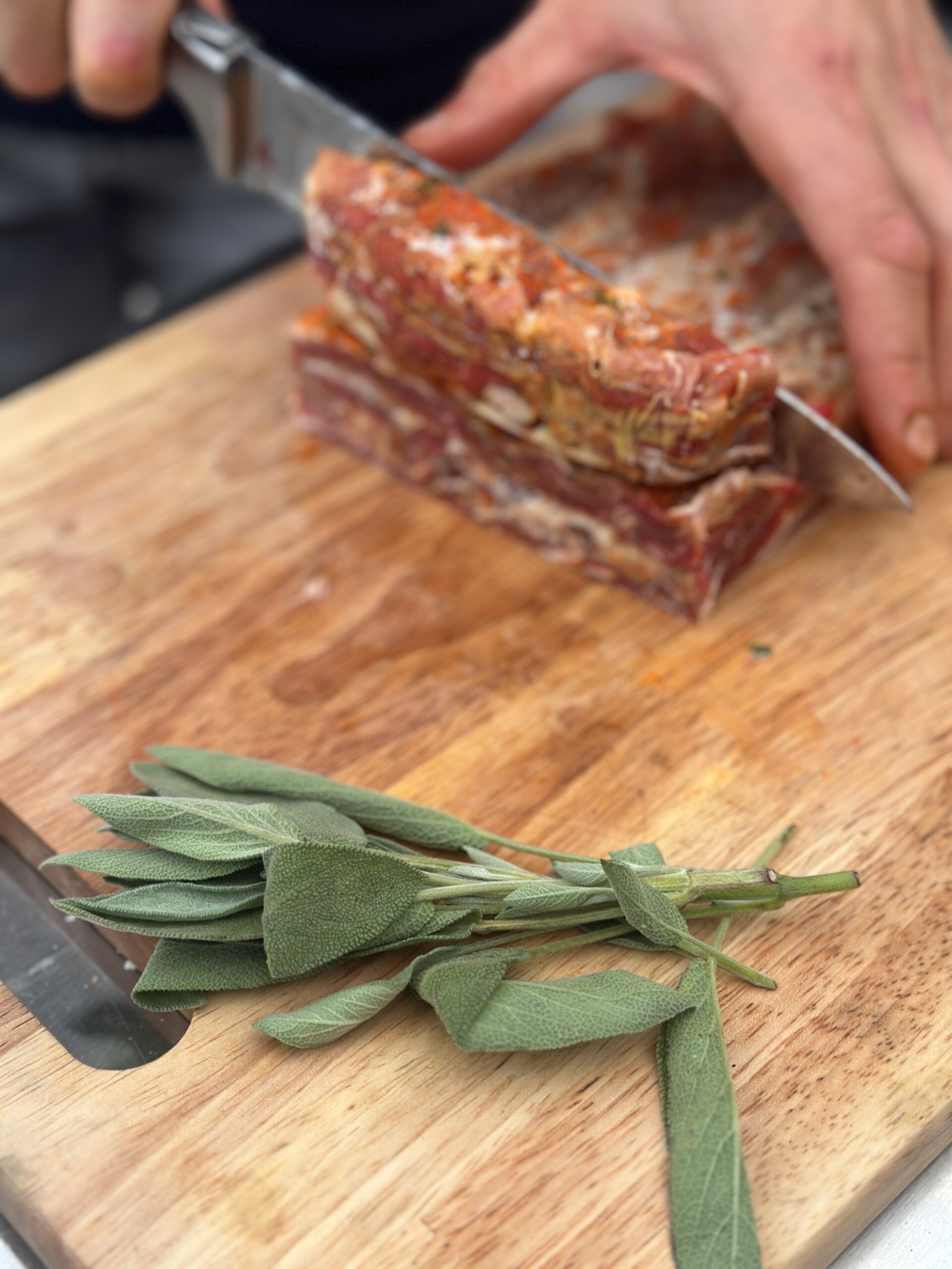 Italiaanse gelaagde vleesspies met bavette en pancetta op barbecue