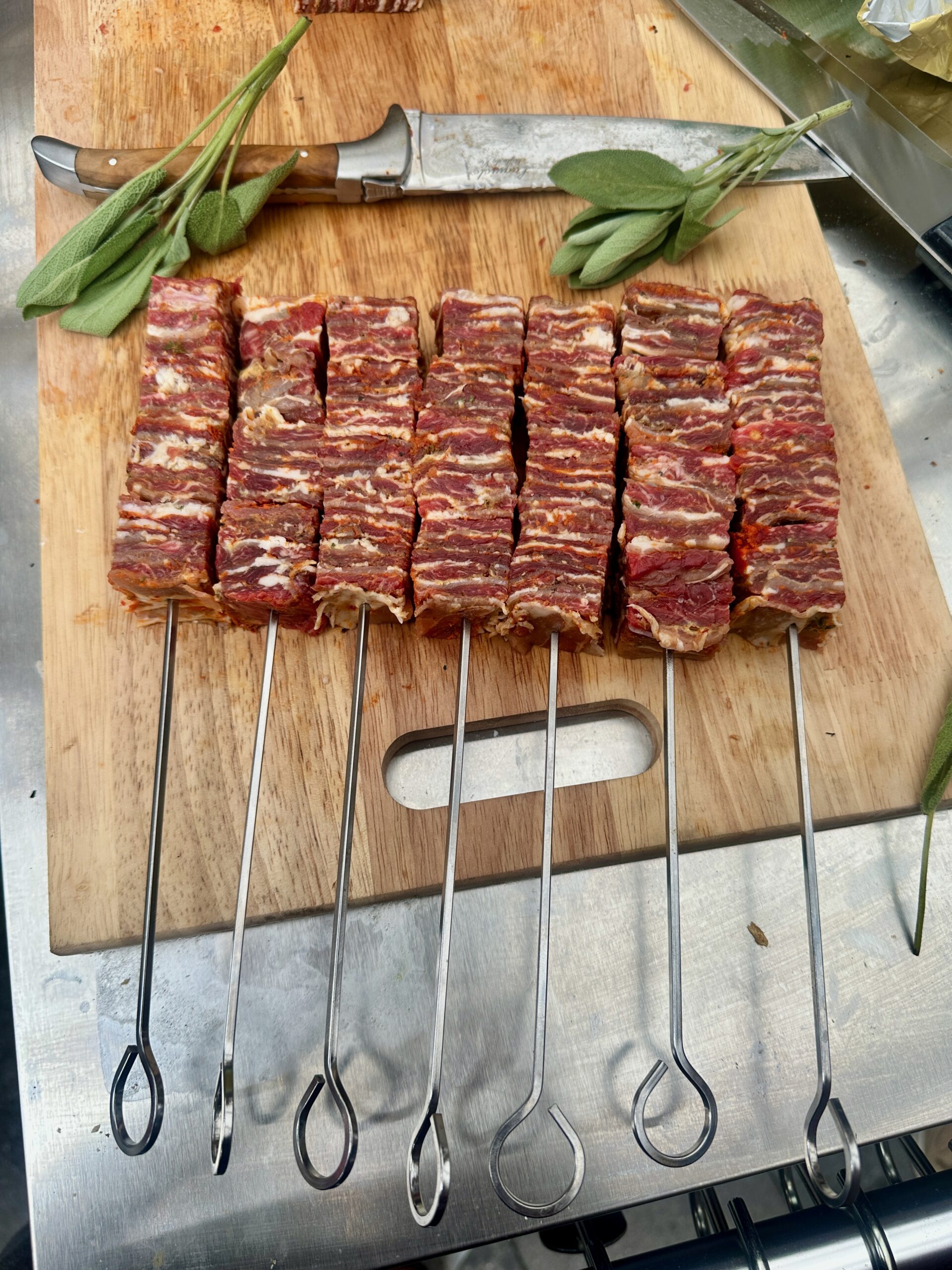 Italiaanse gelaagde vleesspies met bavette en pancetta op barbecue