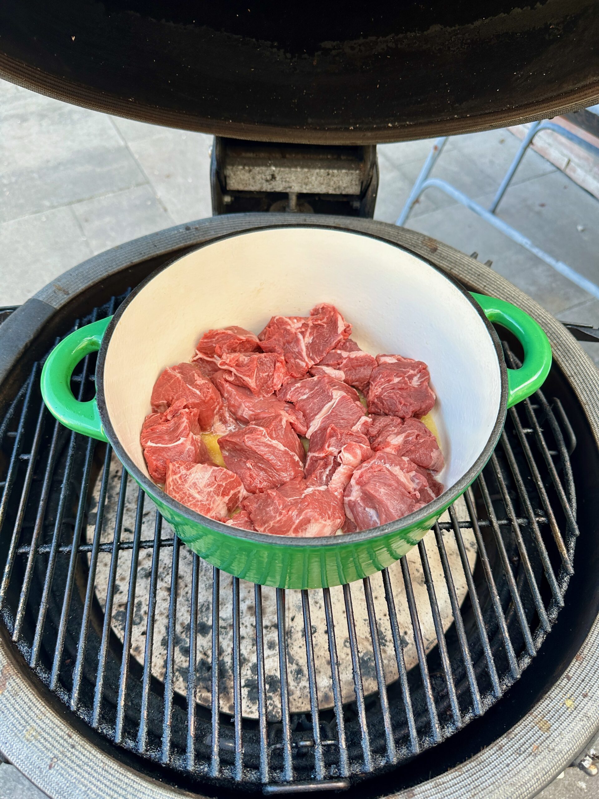 sukadelappen aanbraden in Dutch oven op Kamado BBQ