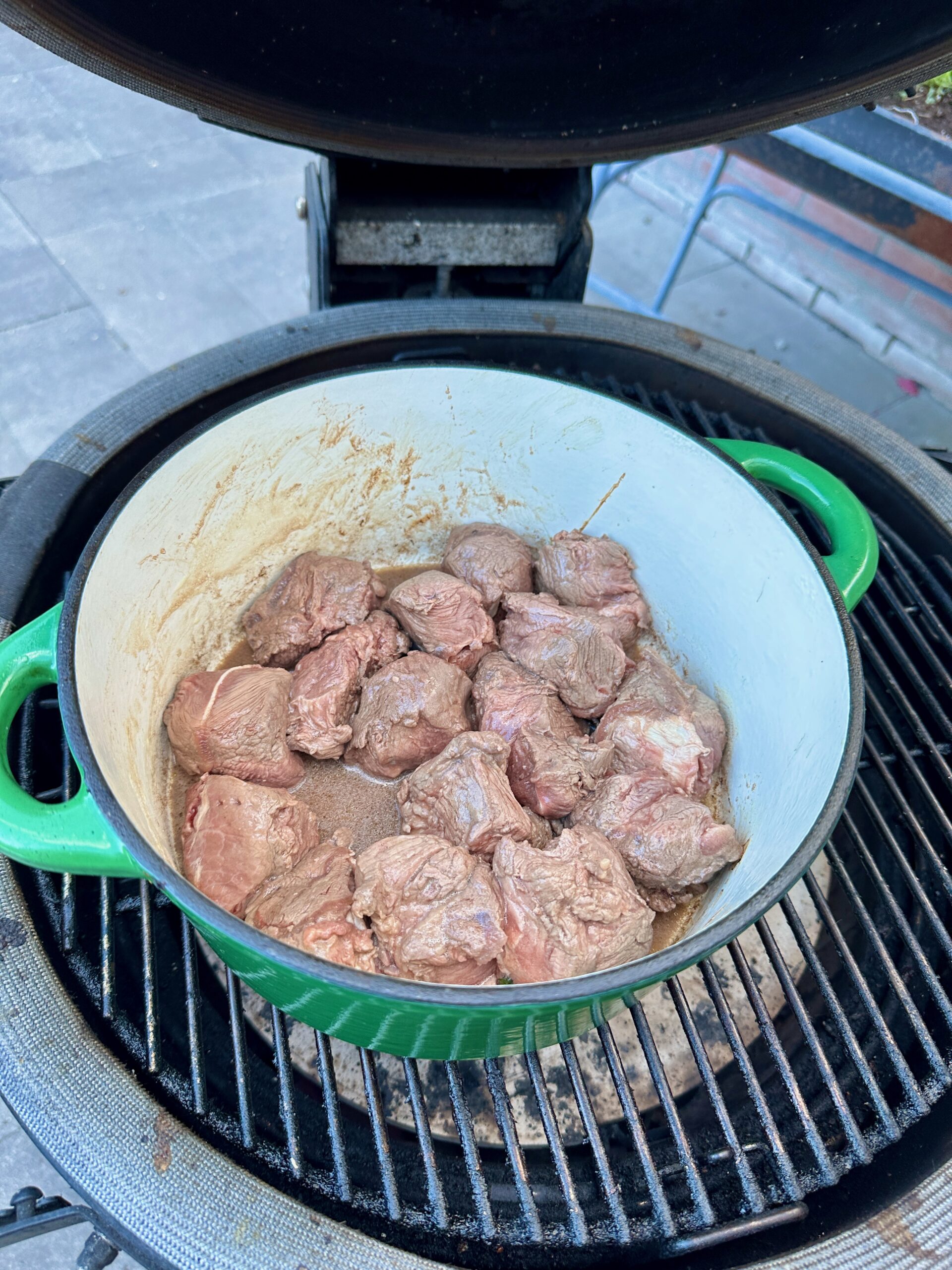 sukadelappen aanbraden in Dutch oven op Kamado BBQ