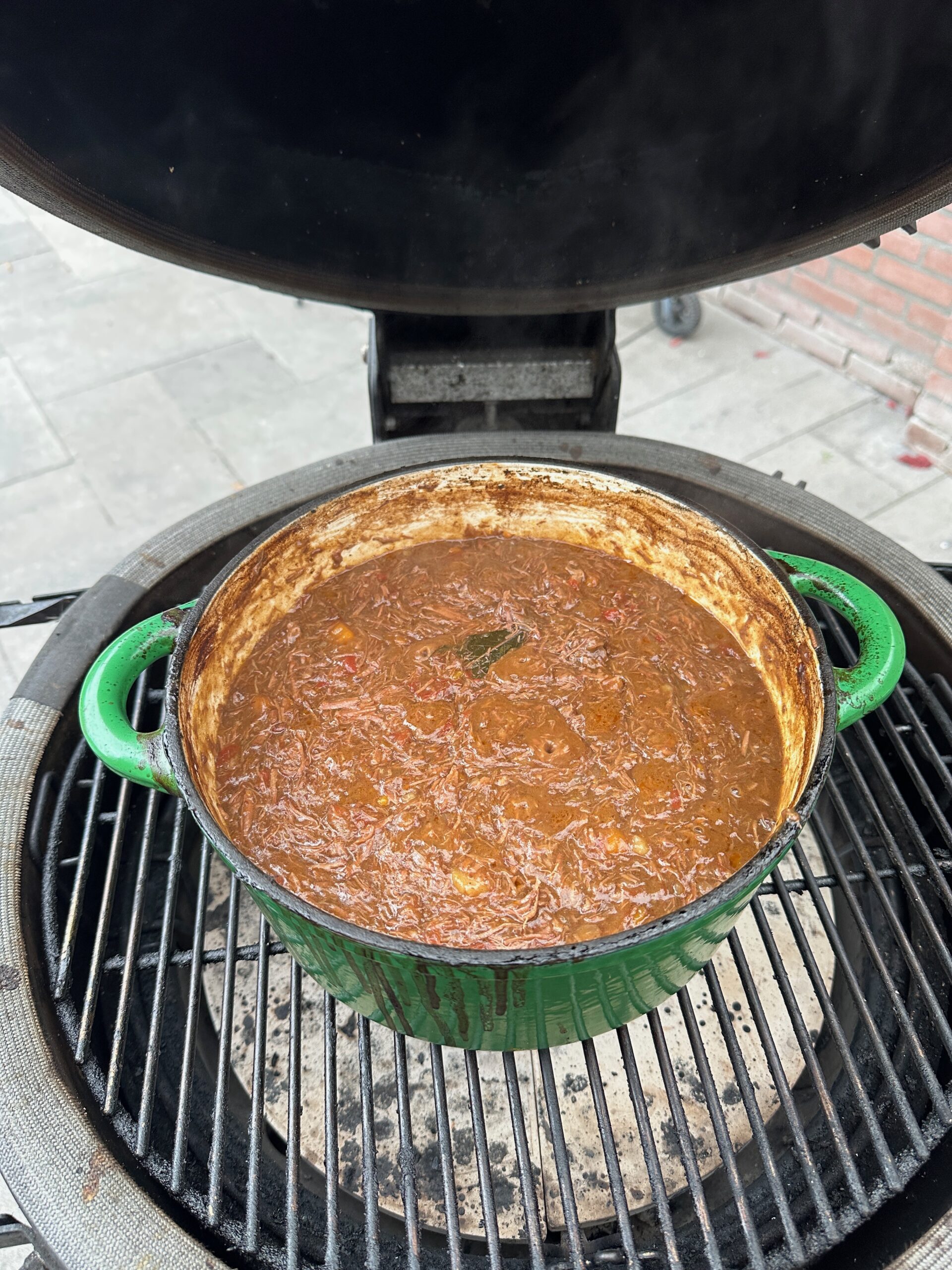 dampend stoofvlees met groenten direct uit Dutch oven