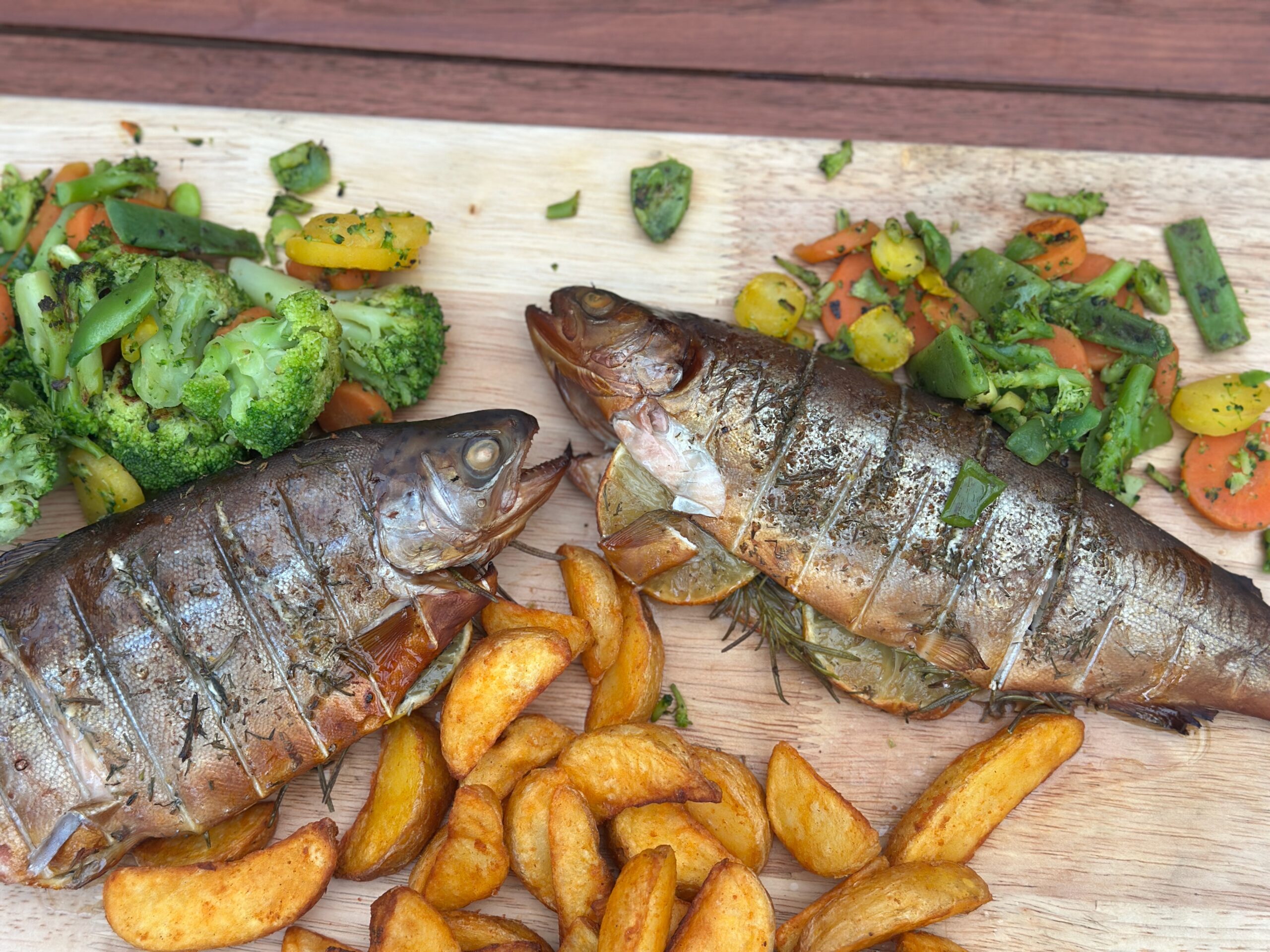 Gegrilde forel met honingdressing geserveerd