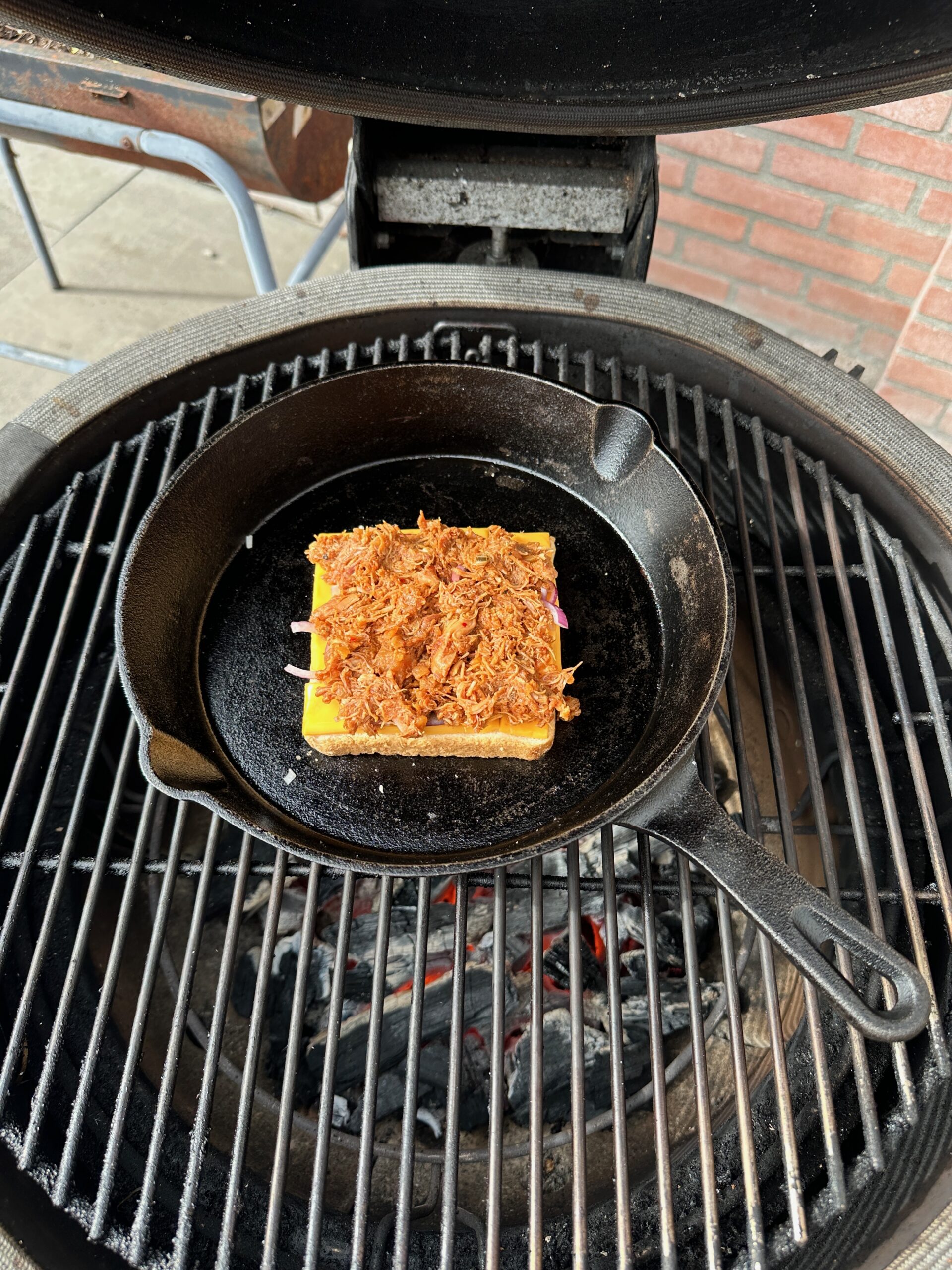 Gegrilde pulled chicken tosti met MaDAMN spicy ketchup