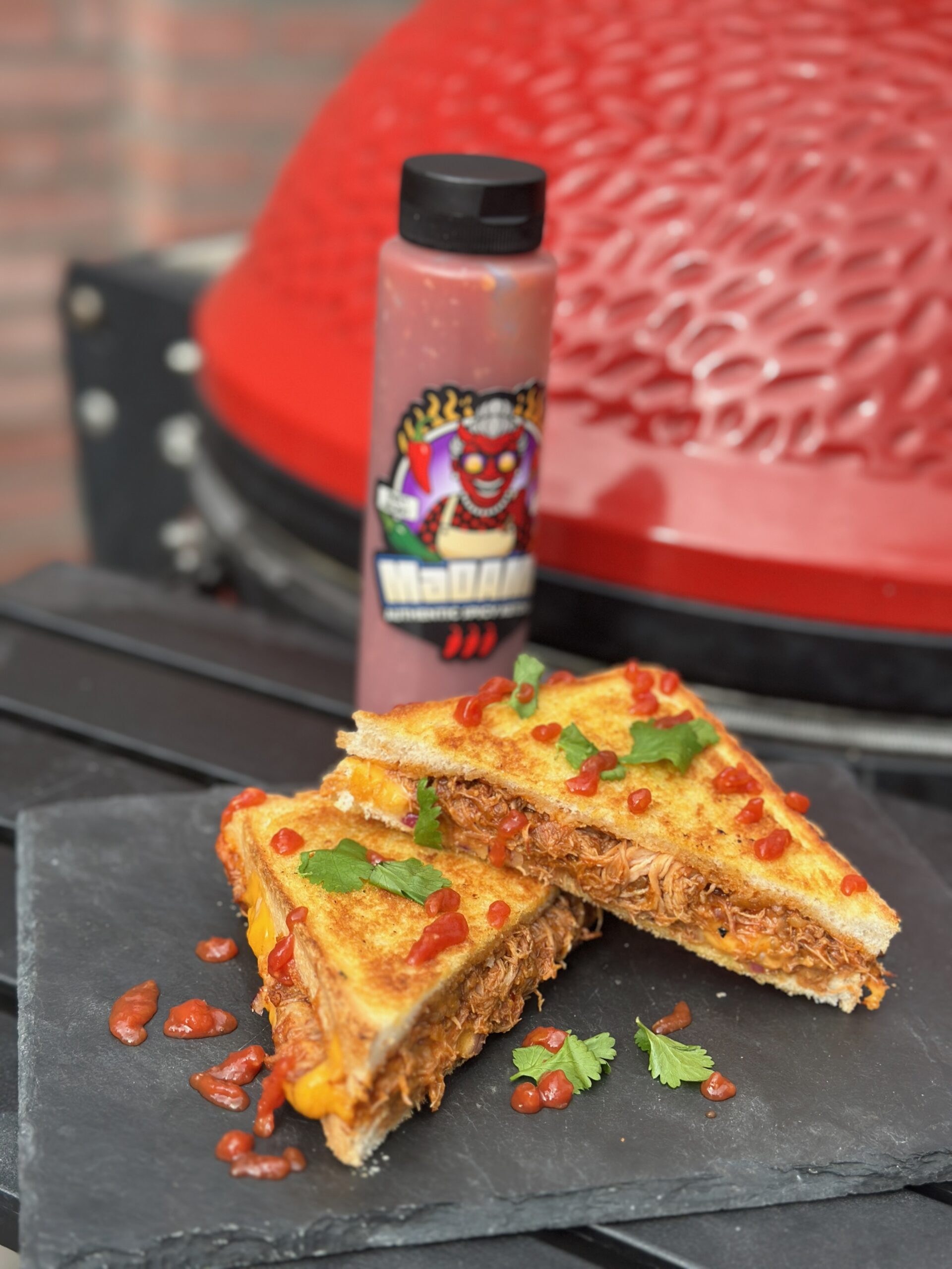 Gegrilde pulled chicken tosti met MaDAMN spicy ketchup