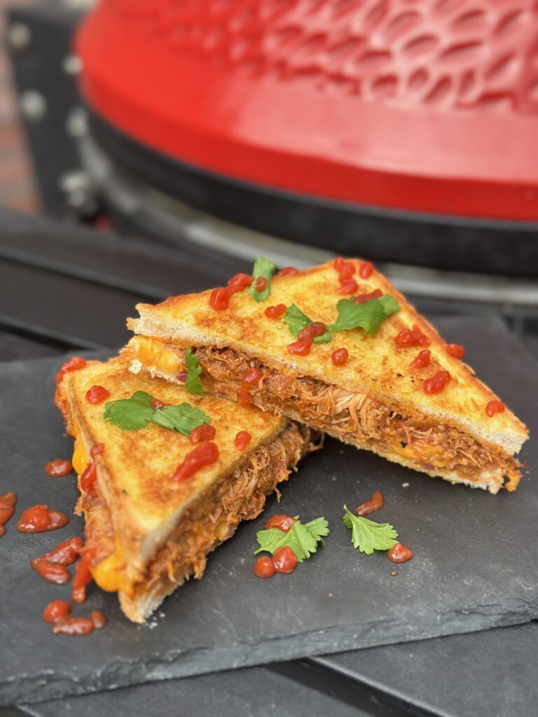 Heerlijk broodje pulled chicken op BBQ skillet met gesmolten kaas