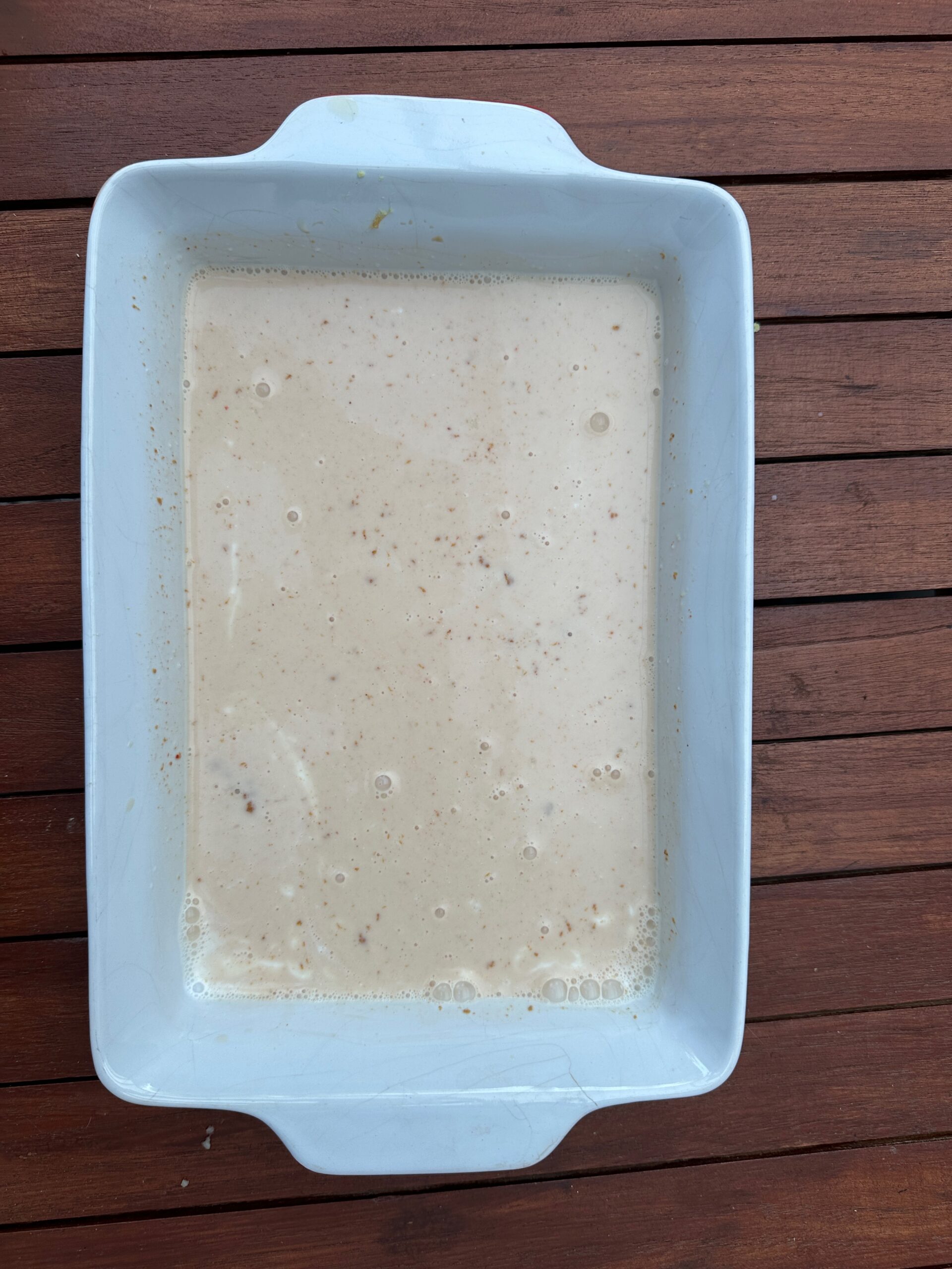 Kokosmelk saus met gochujang en pindakaas chilipeper mengen in vuurvaste schaal