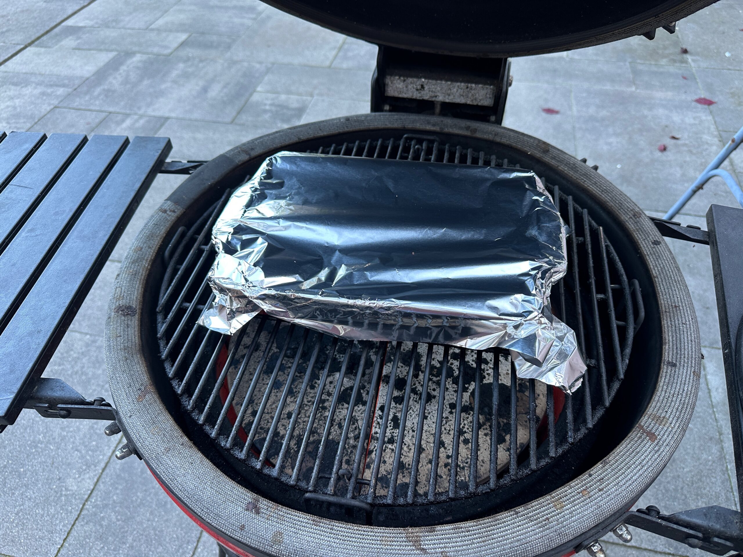 Kamado BBQ ingesteld op 200 graden met hitteschild voor indirect grillen