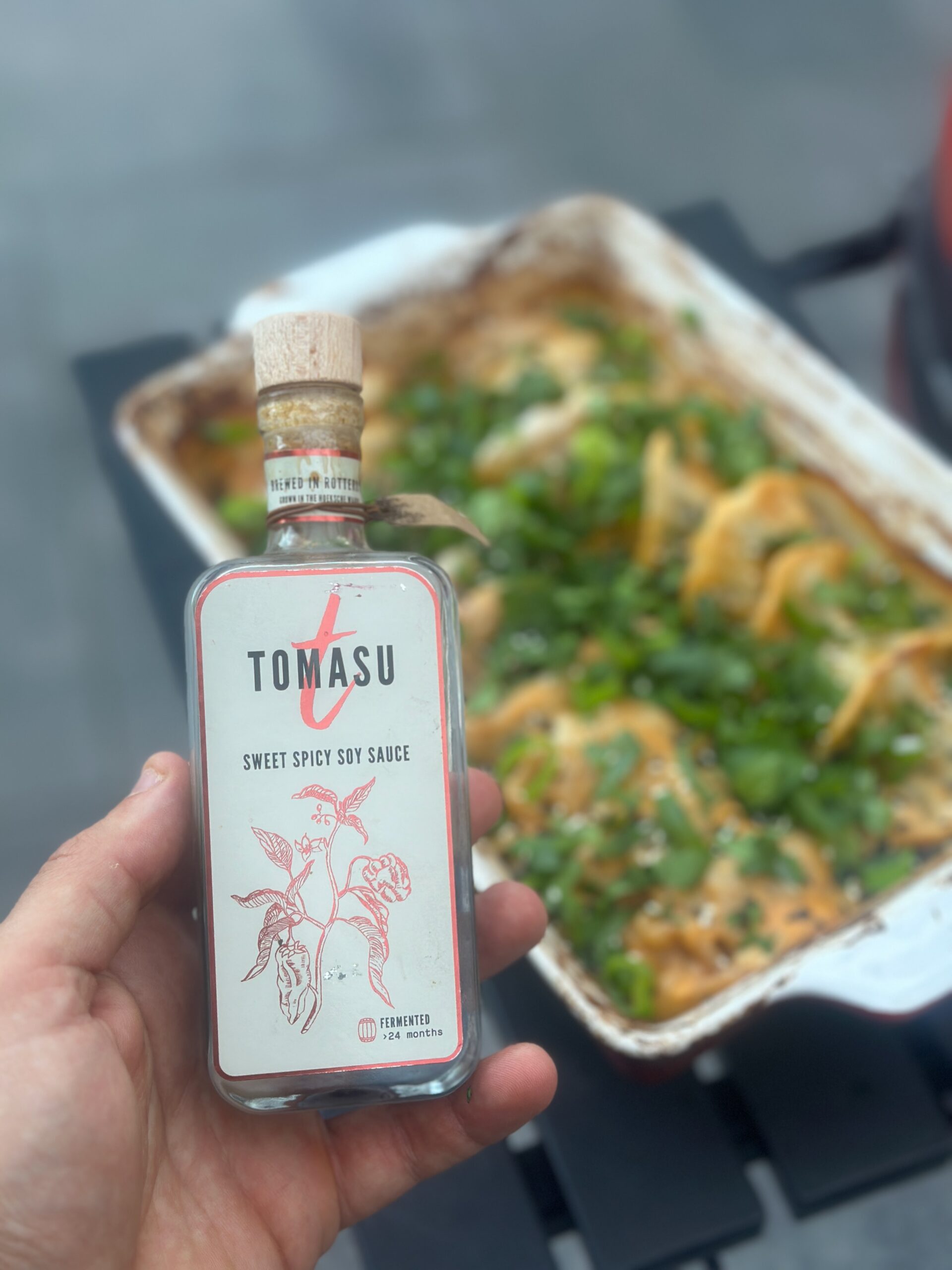 Gare dumpling ovenschotel uit kamado met krokante gyoza en ingedikte sau