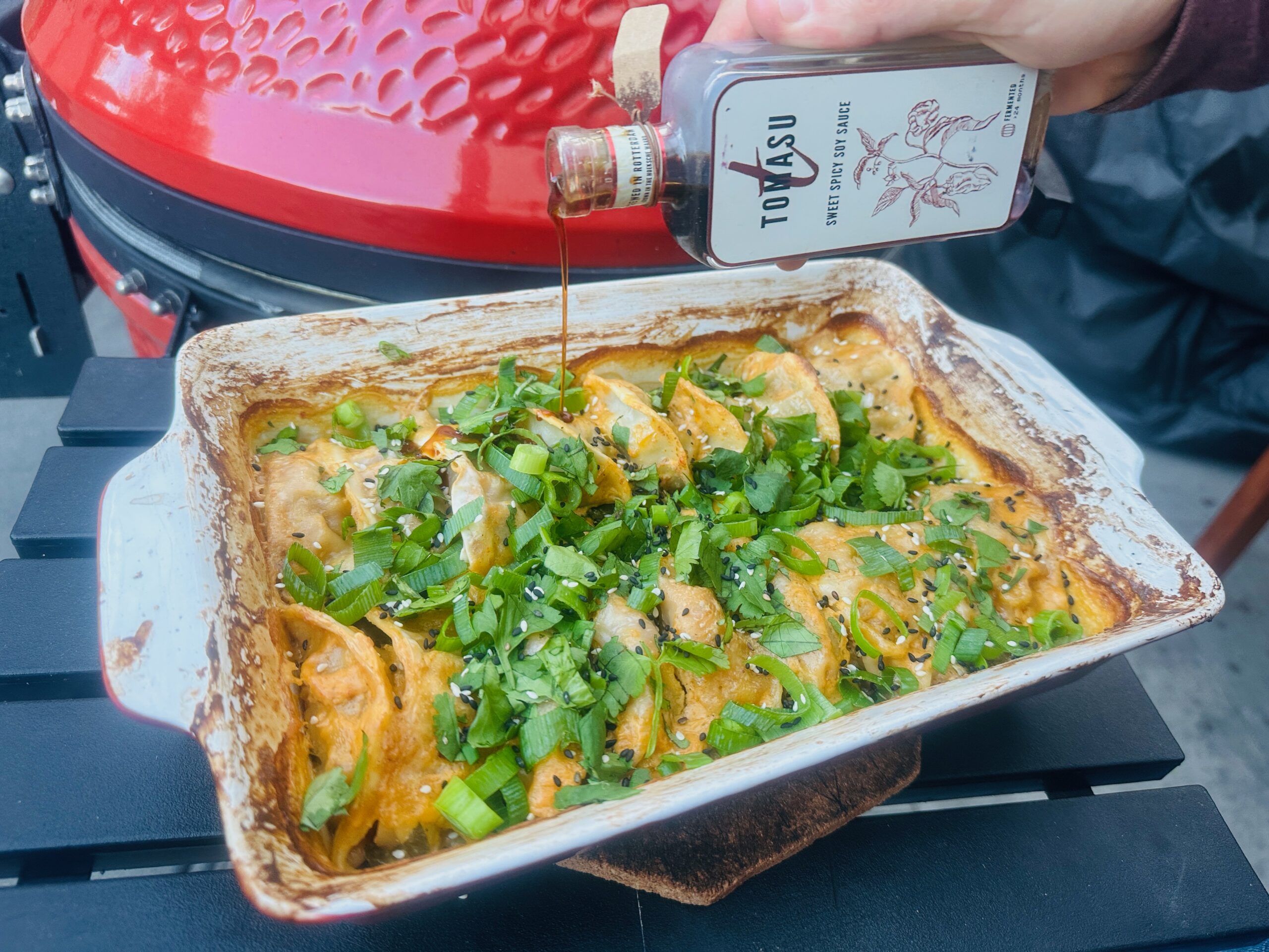 Gare dumpling ovenschotel uit kamado met krokante gyoza en ingedikte sau