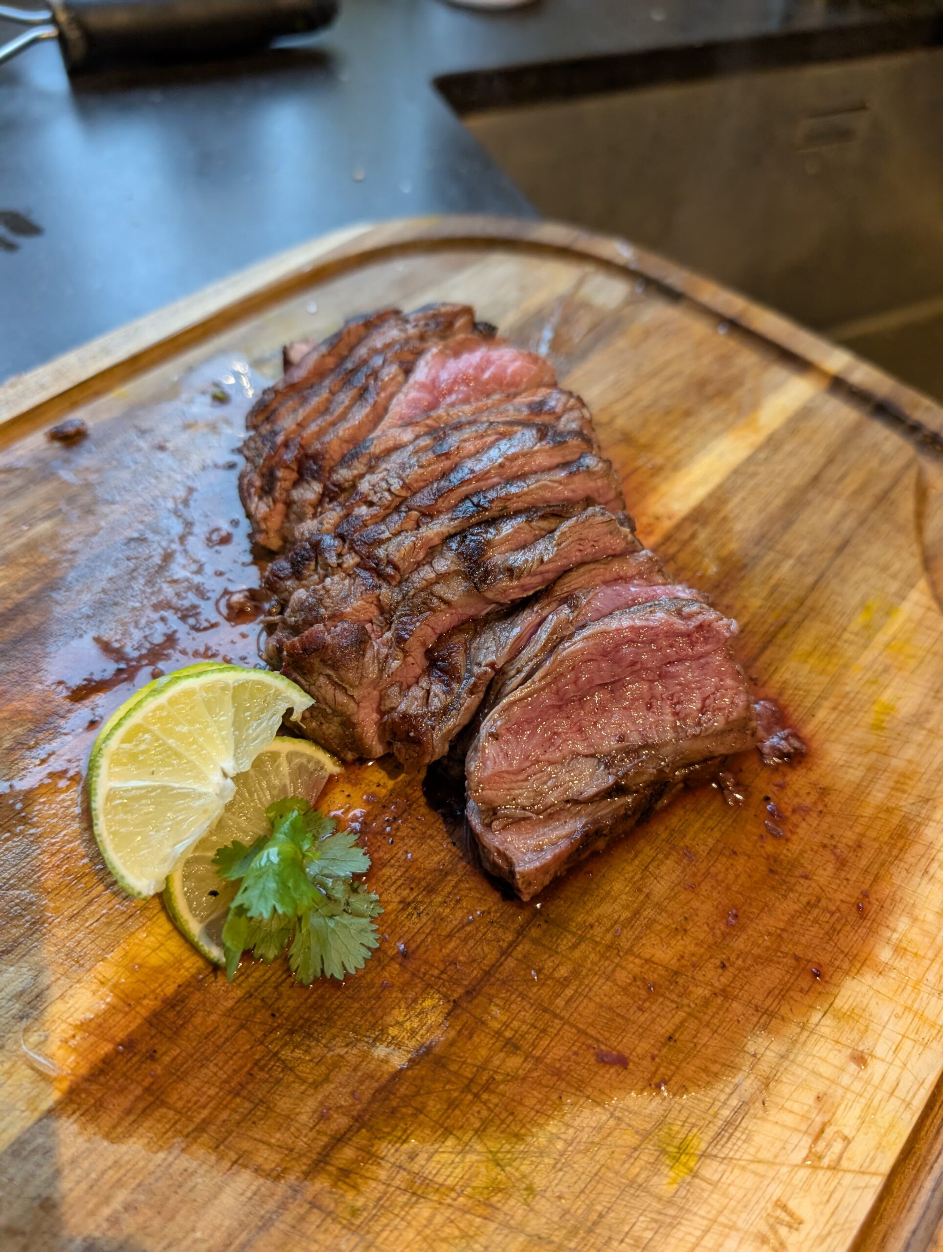 Verse guacamole met avocado koriander en tomaat voor steak sandwich