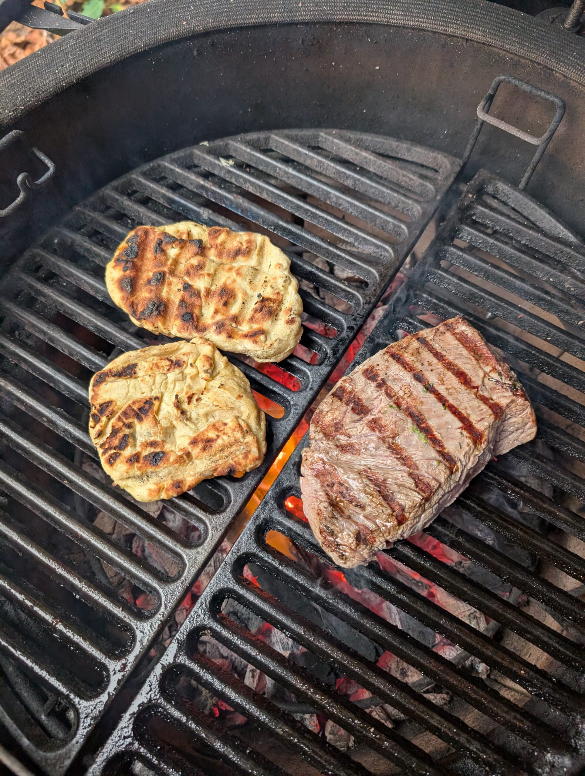Bavette steak grillen op gietijzeren rooster op 250 graden
