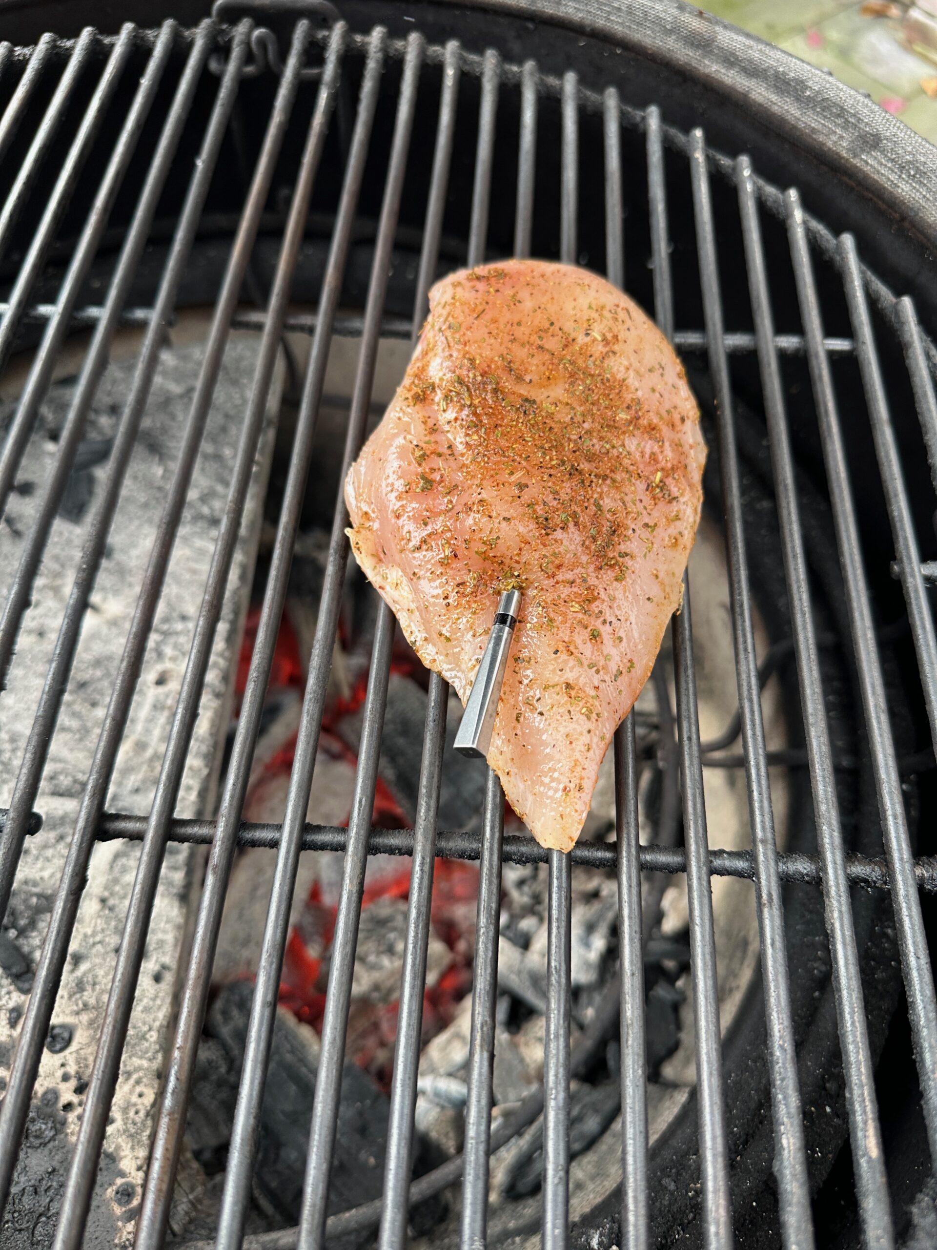 Gegrilde kipfilet met Smokey Q kruiden op kamado barbecue
