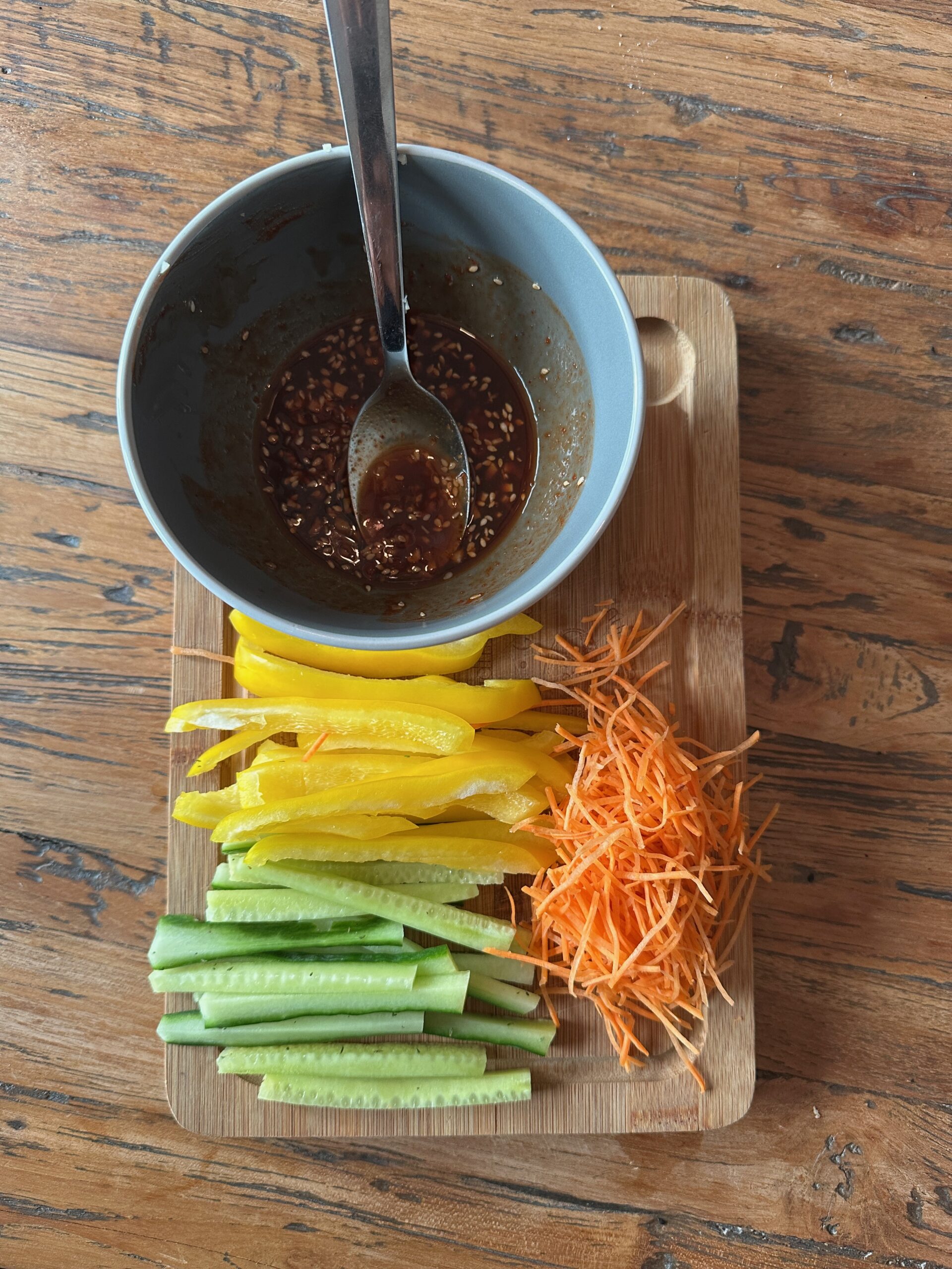 Verse groenten julienne voor kip wraps - komkommer wortel paprika
