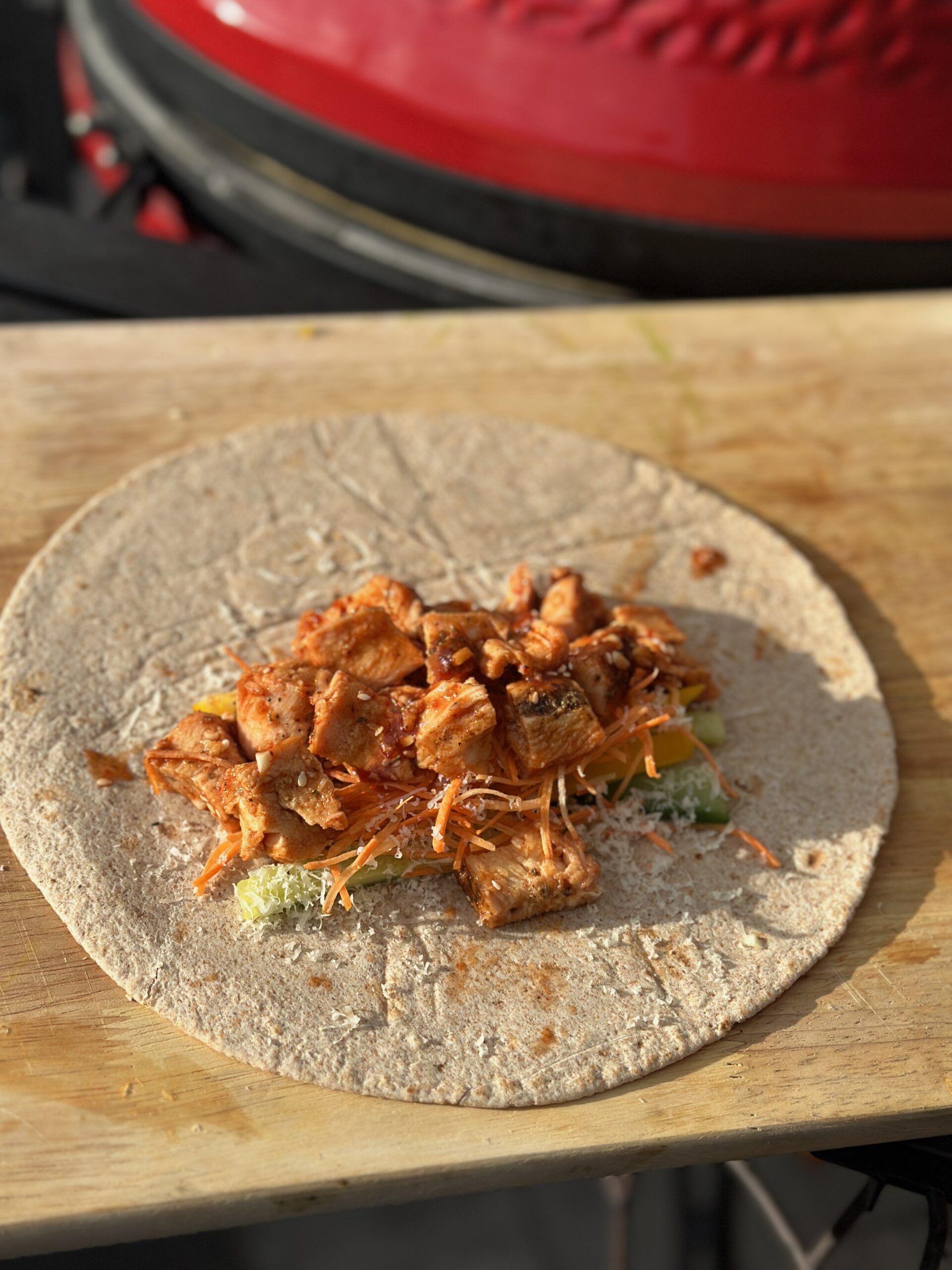 Gevulde Koreaanse kip wrap met gegrilde kip en verse groenten