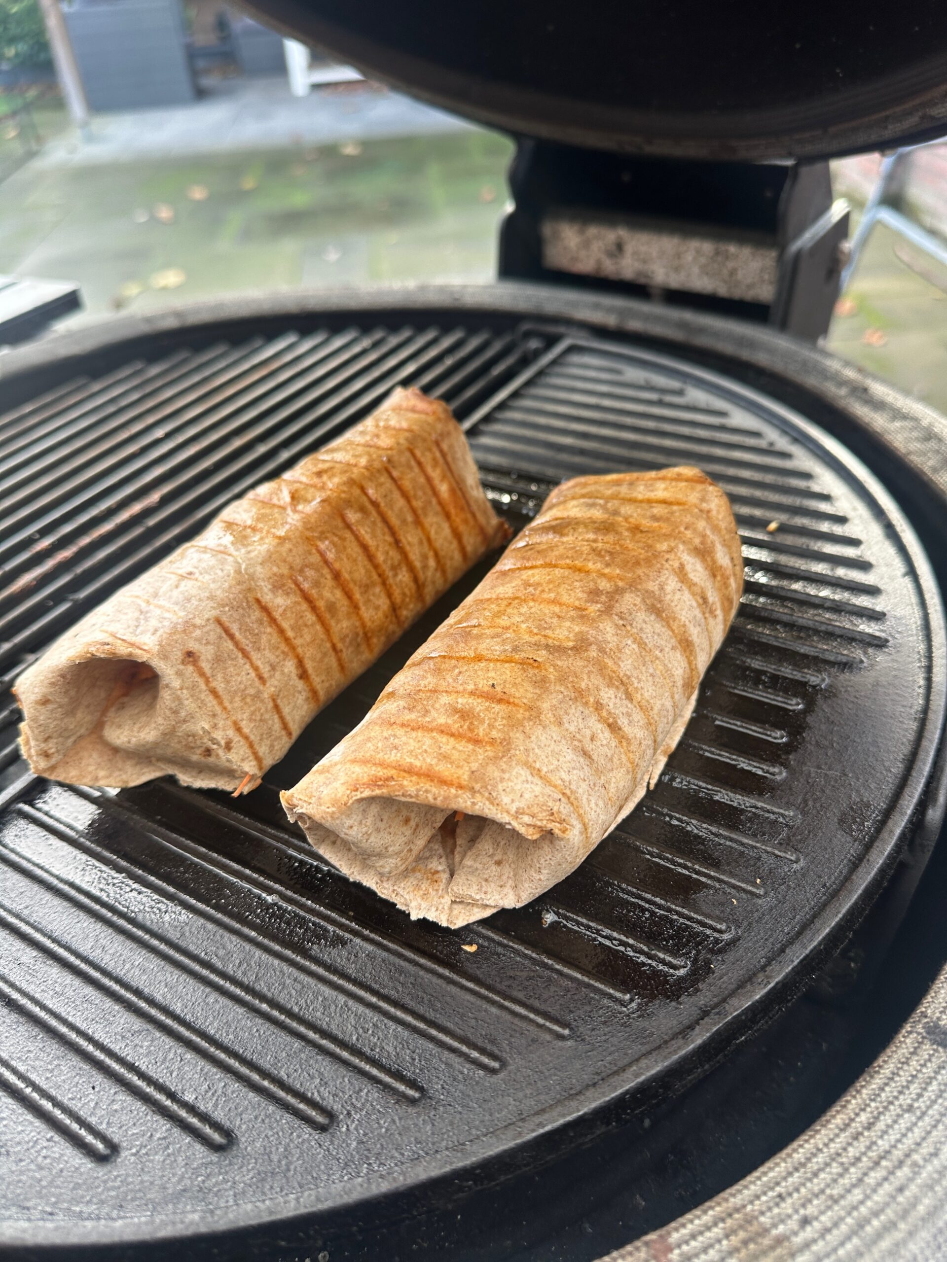 Gevulde Koreaanse kip wrap met gegrilde kip en verse groenten
